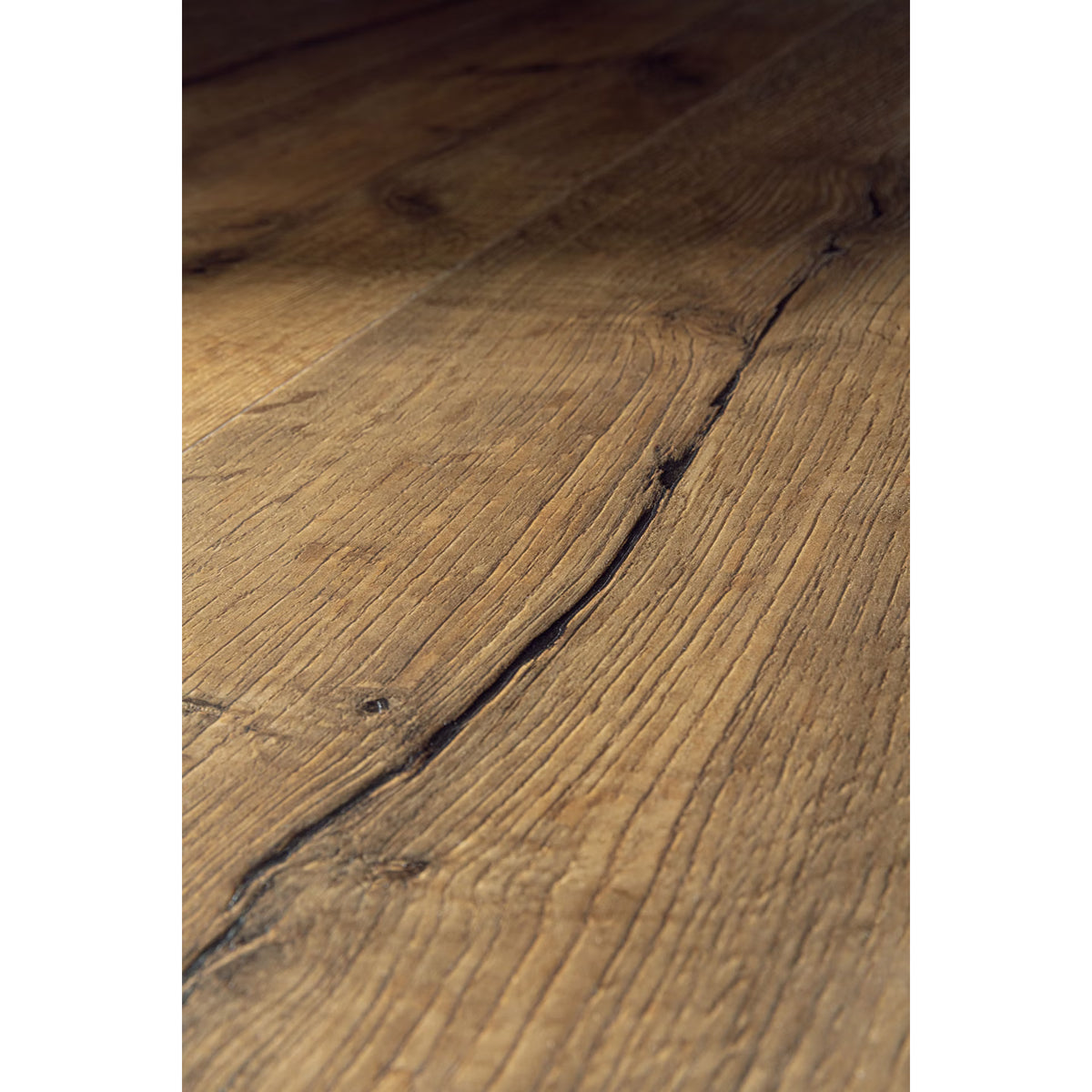 Havana F037 vinyl planks warm-toned wooden floorboard with visible grain and a dark crack along its length