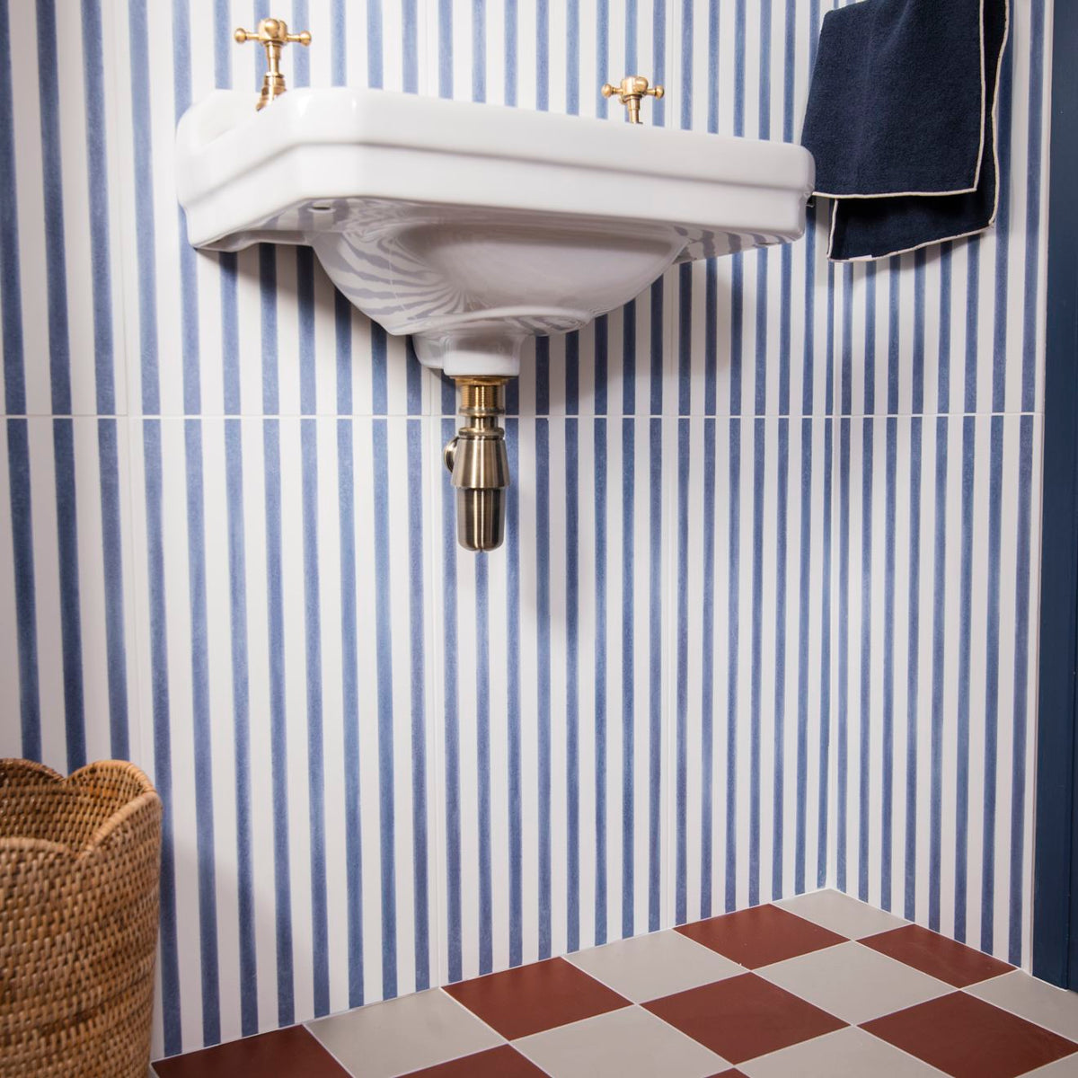 White ceramic promenade brighton 60x30cm wall-mounted sink with gold-toned faucets and matching drainpipe