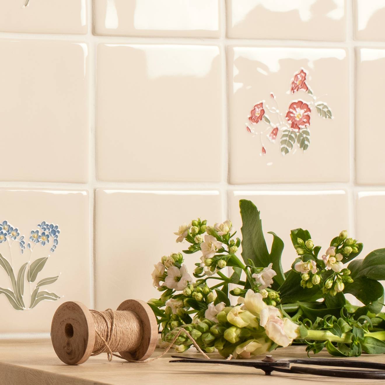 Tubelined Floral Collection Sea Bindweed Wall Tile – close-up detail
