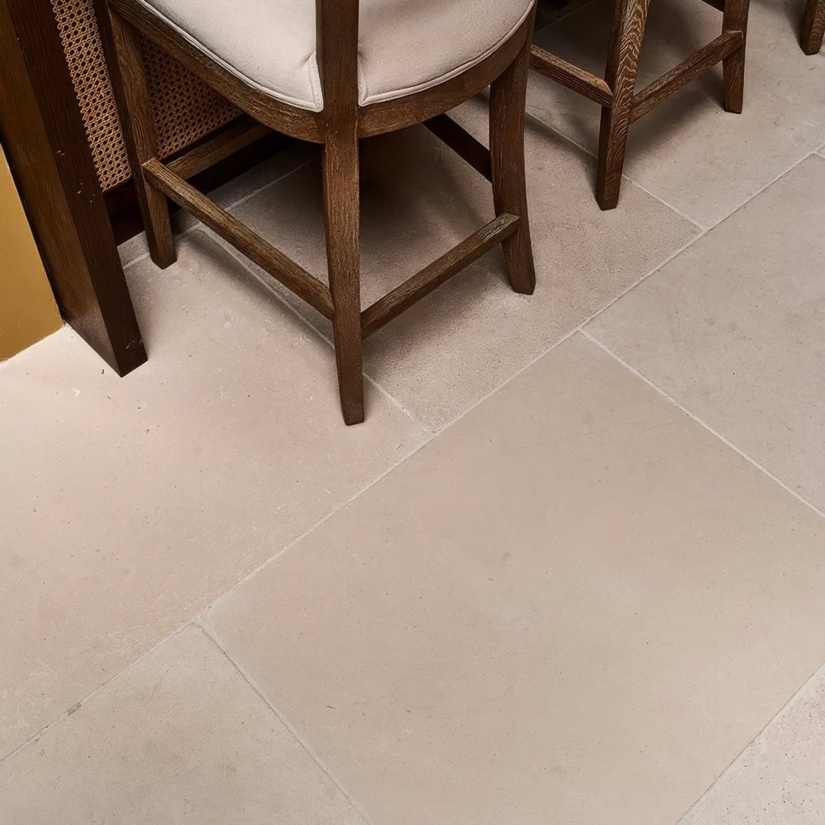 Blandford Limestone Tumbled Finish limestone tile pattern detail