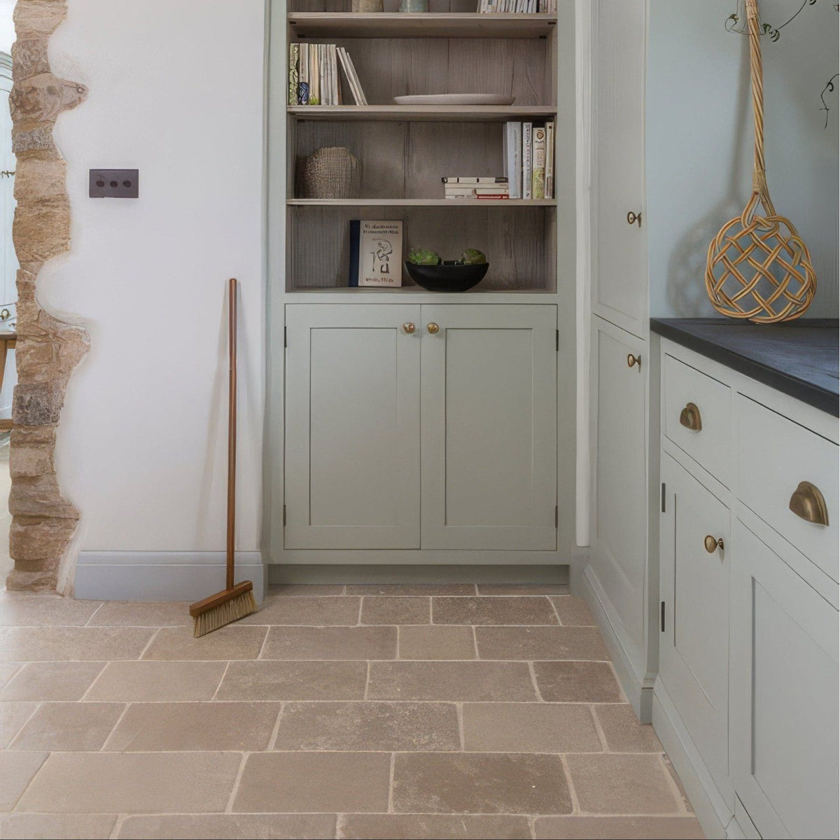 Buscot Limestone Cobble Tumbled & Etched Finish – detail view 3