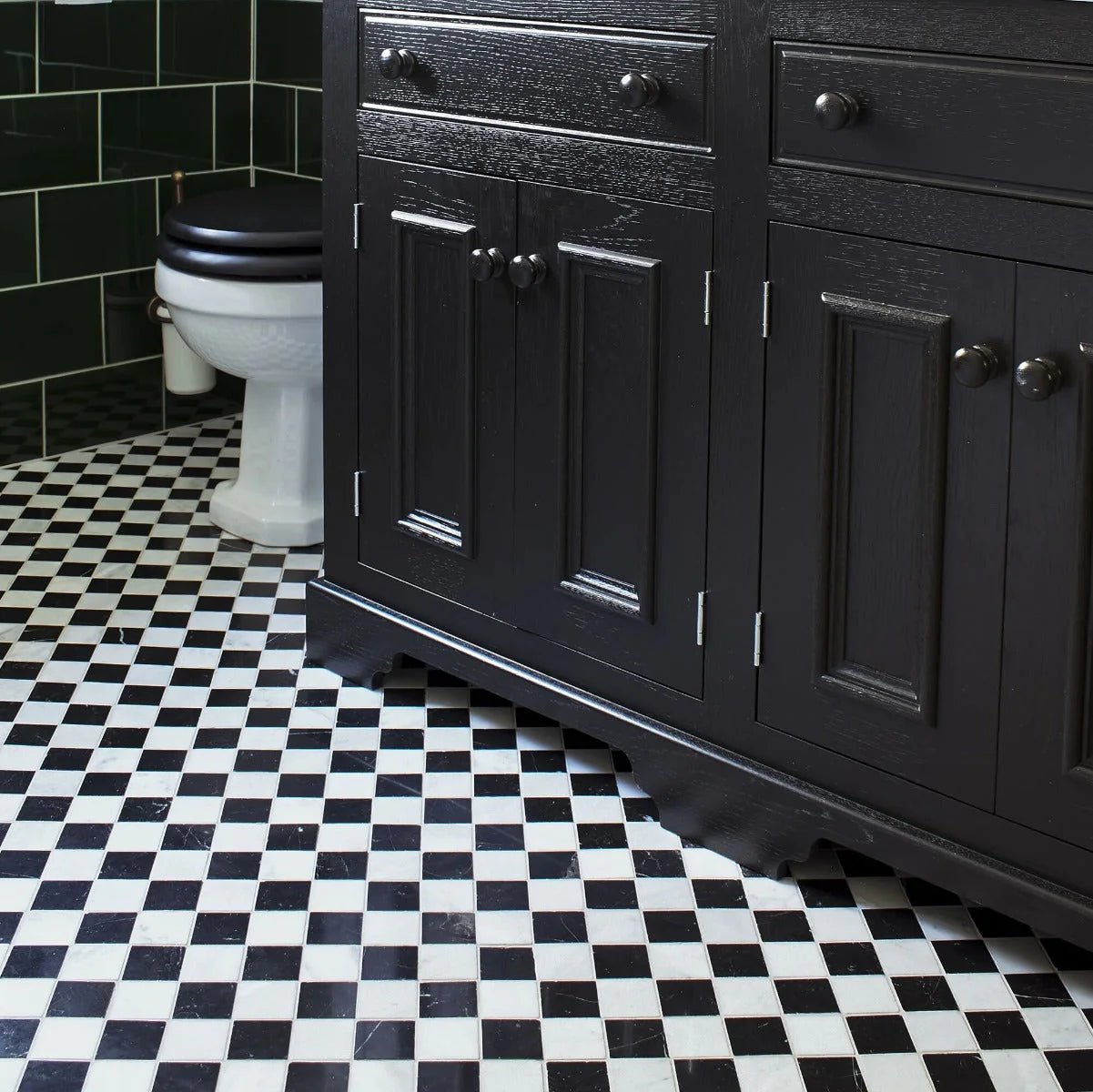 Chequers Court 4.8sq White & Black bevelled edge