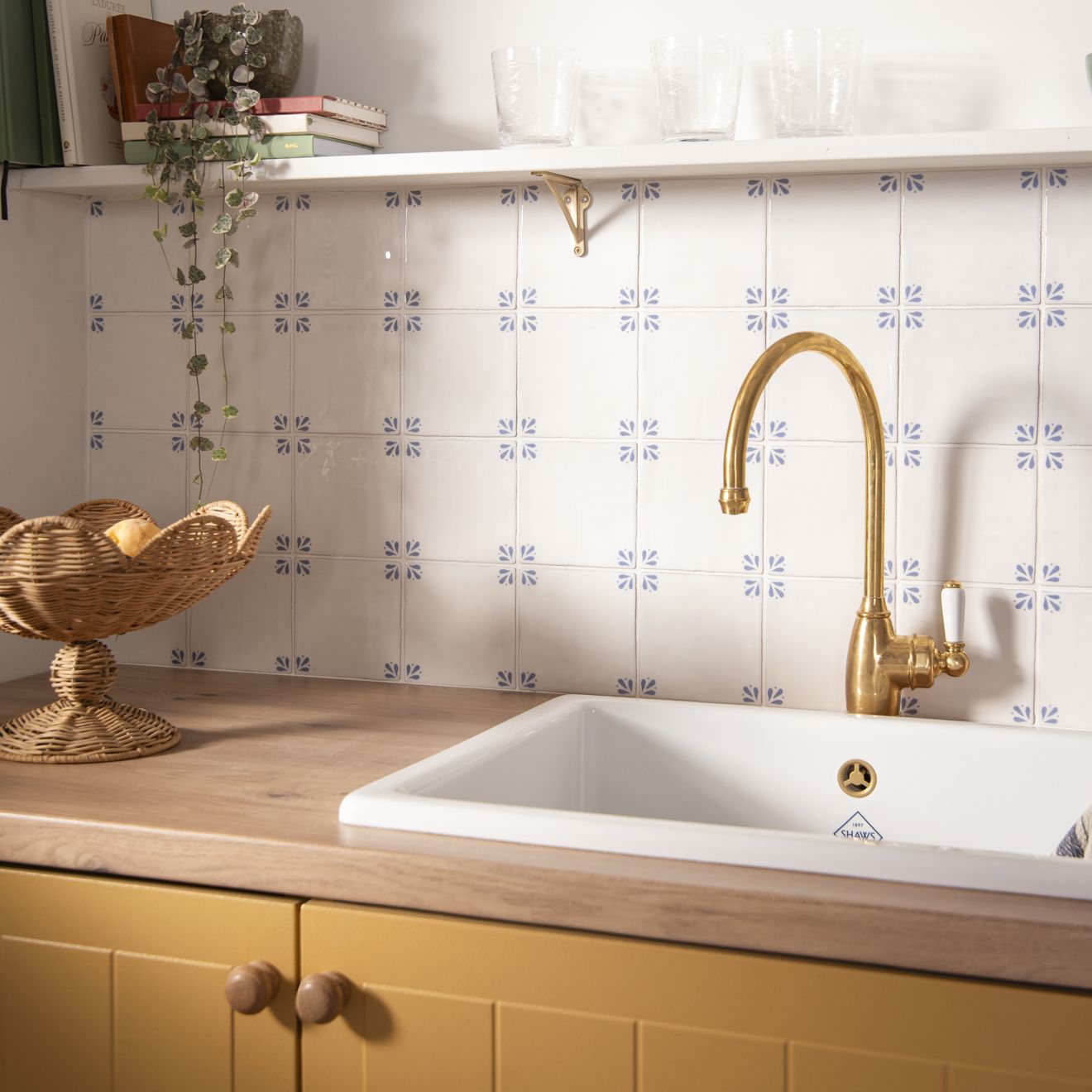 Gold-finished kitchen faucet country delft cornelia with curved spout and white ceramic handle for country style kitchens