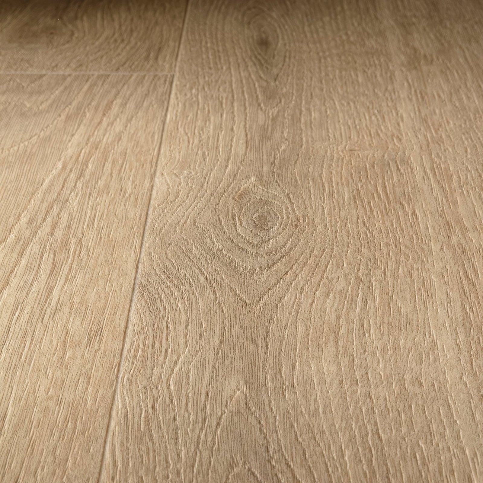 Crémant F050 vinyl planks light oak hardwood flooring with natural wood grain pattern and subtle knots
