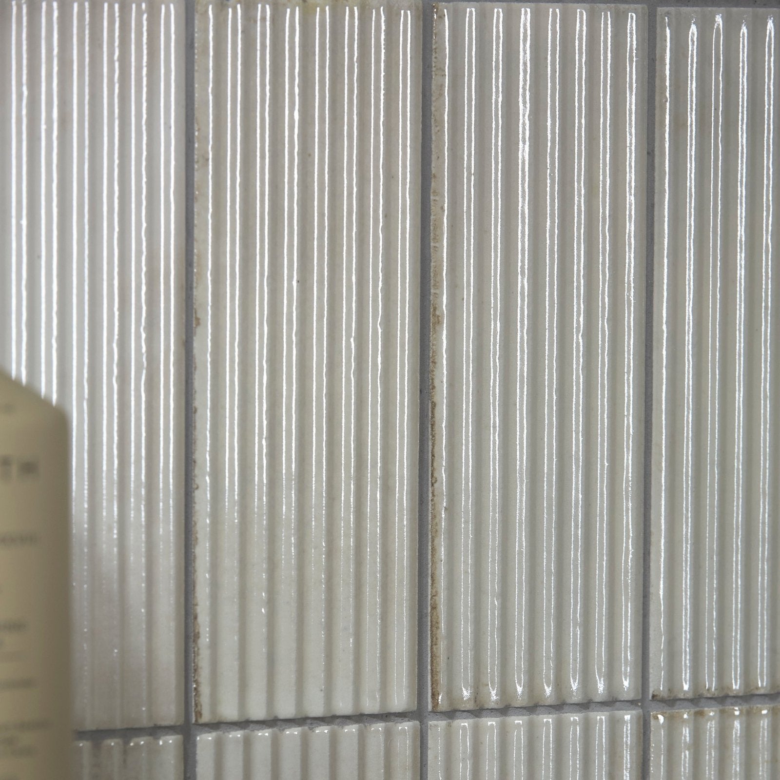 White corrugated porcelain pleated wall tiles with vertical ridges for modern interior design use