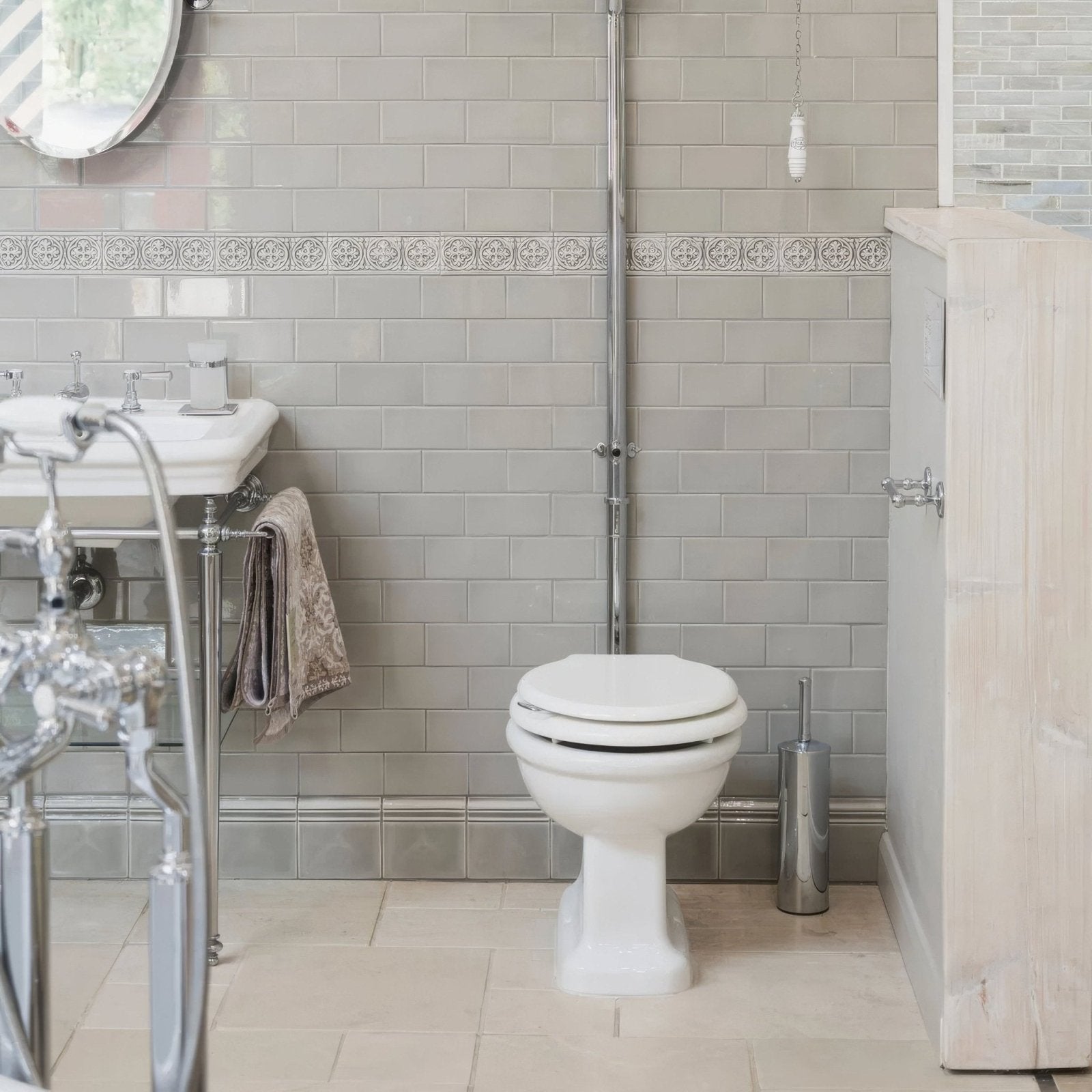 White ceramic toilet with classic design and rounded edges featured in giralda niebla grey skirting product image