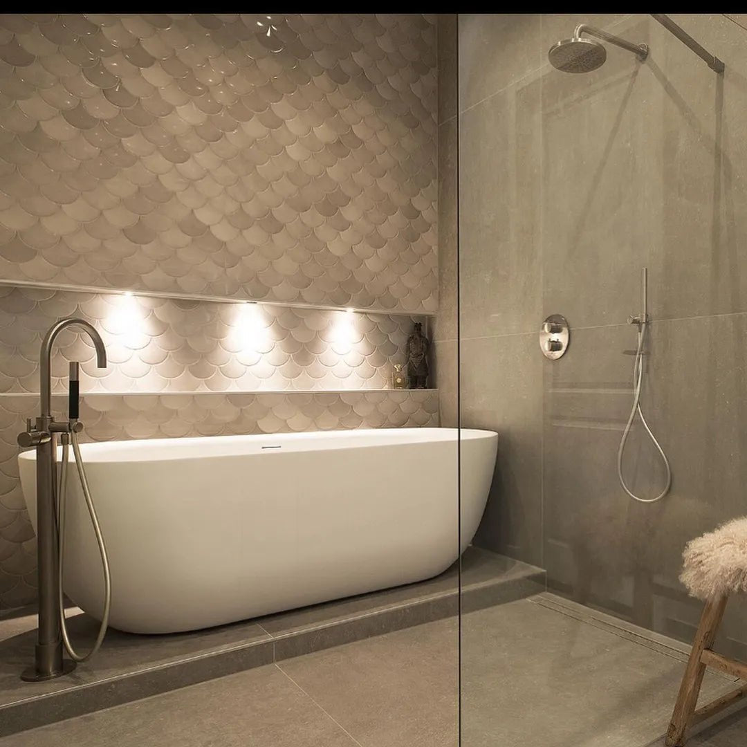 Gravity Aluminium Shell Gold Mosaic gold fish-scale aluminium mosaic with a white freestanding bathtub