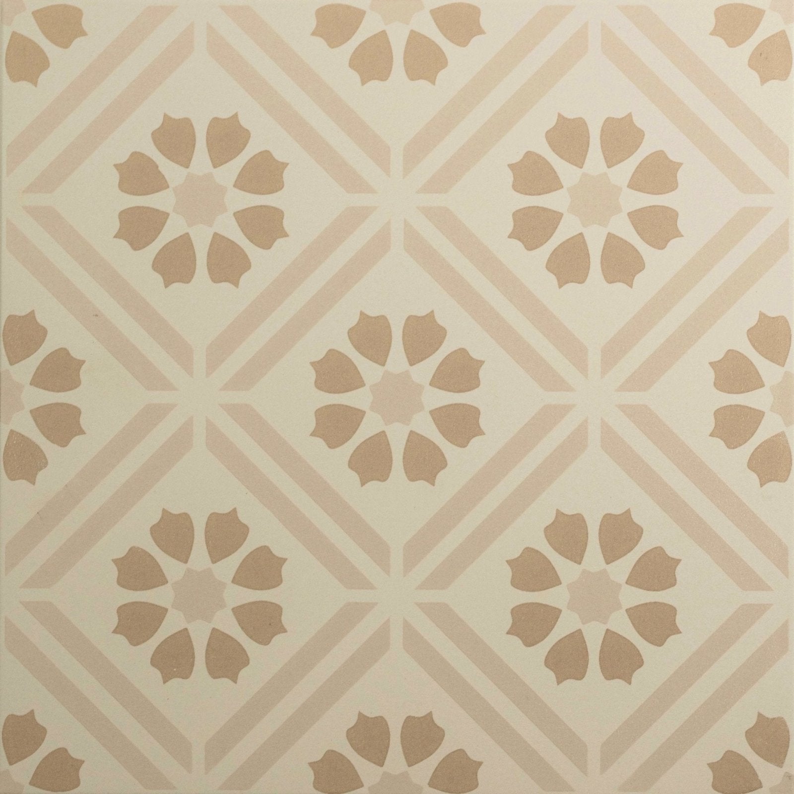 Greenway Taupe On Chalk – pattern detail