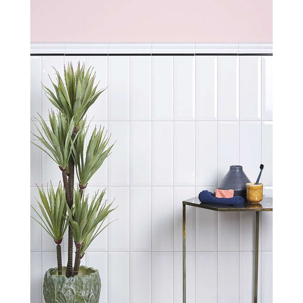 Ca'Pietra Architectural Ceramic Pencil Moulding in glossy white, 20 x 1 x 1cm, finishing a tiled edge