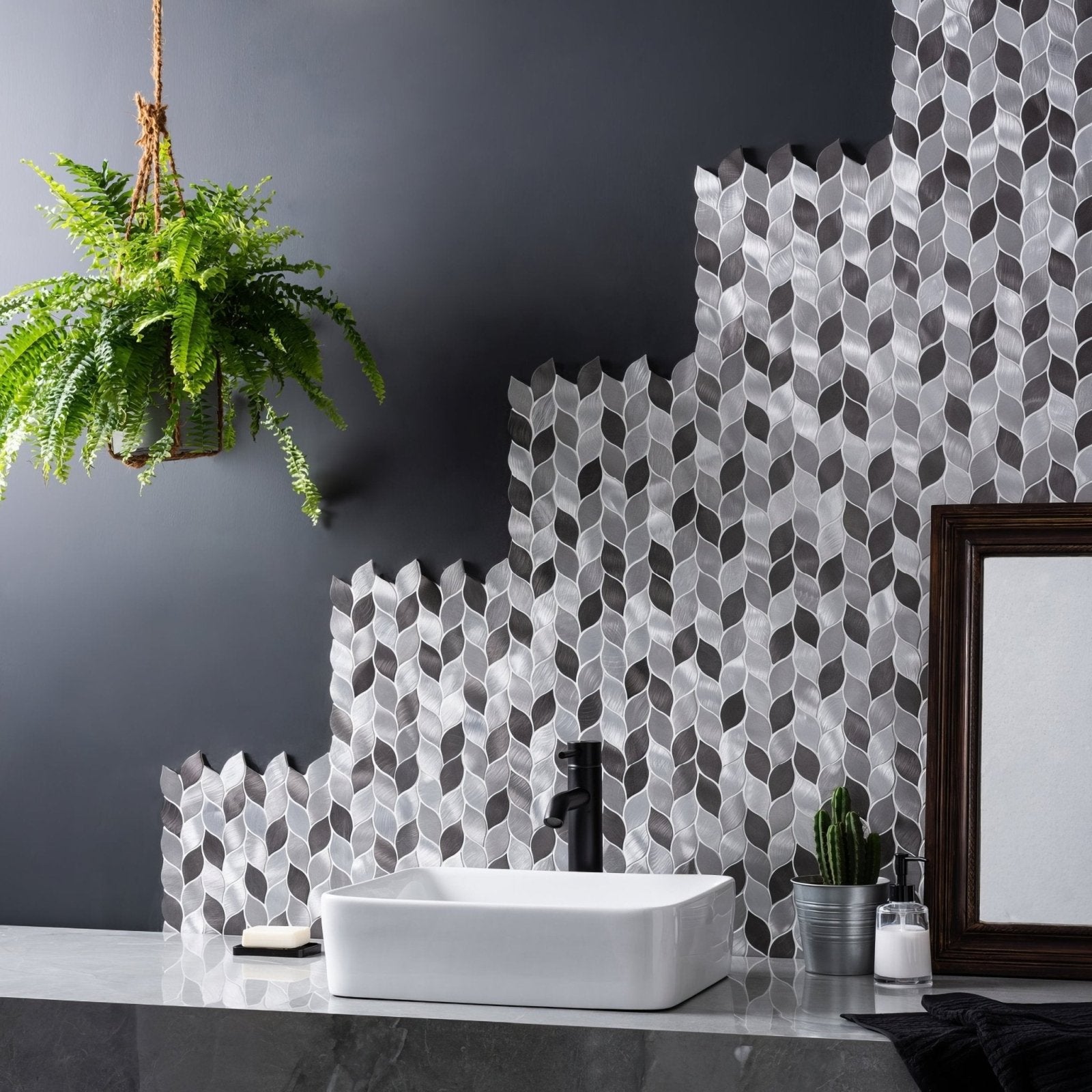 Modern silver-toned leaf aluminium mosaic backsplash with textured interlocking diamond pattern in grey silver mix