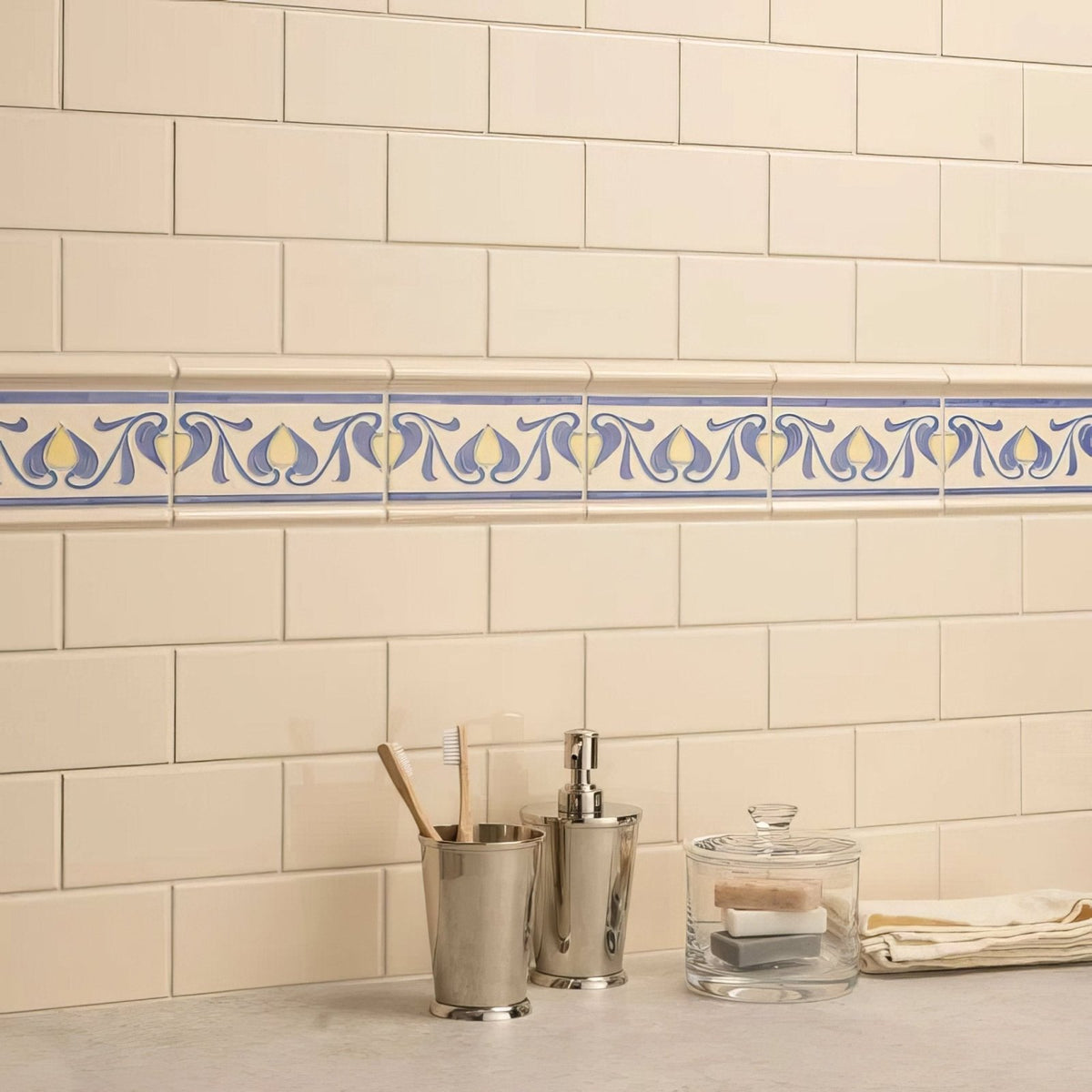 Lilium flower Border Tube-Lined Single Tile on County White – pattern detail