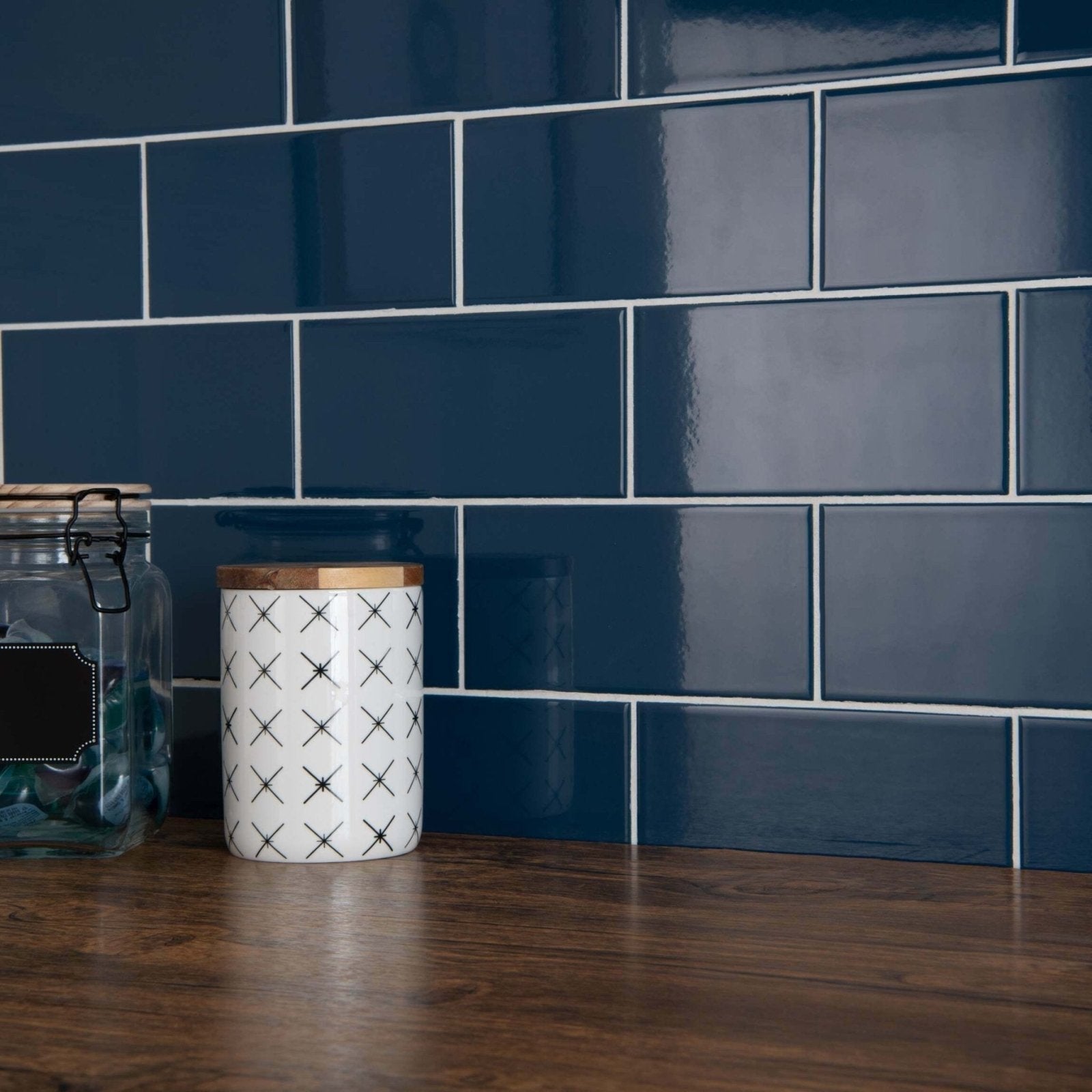 White ceramic canister with black crosshatch pattern and wooden lid in liso marino gloss 100x200 design