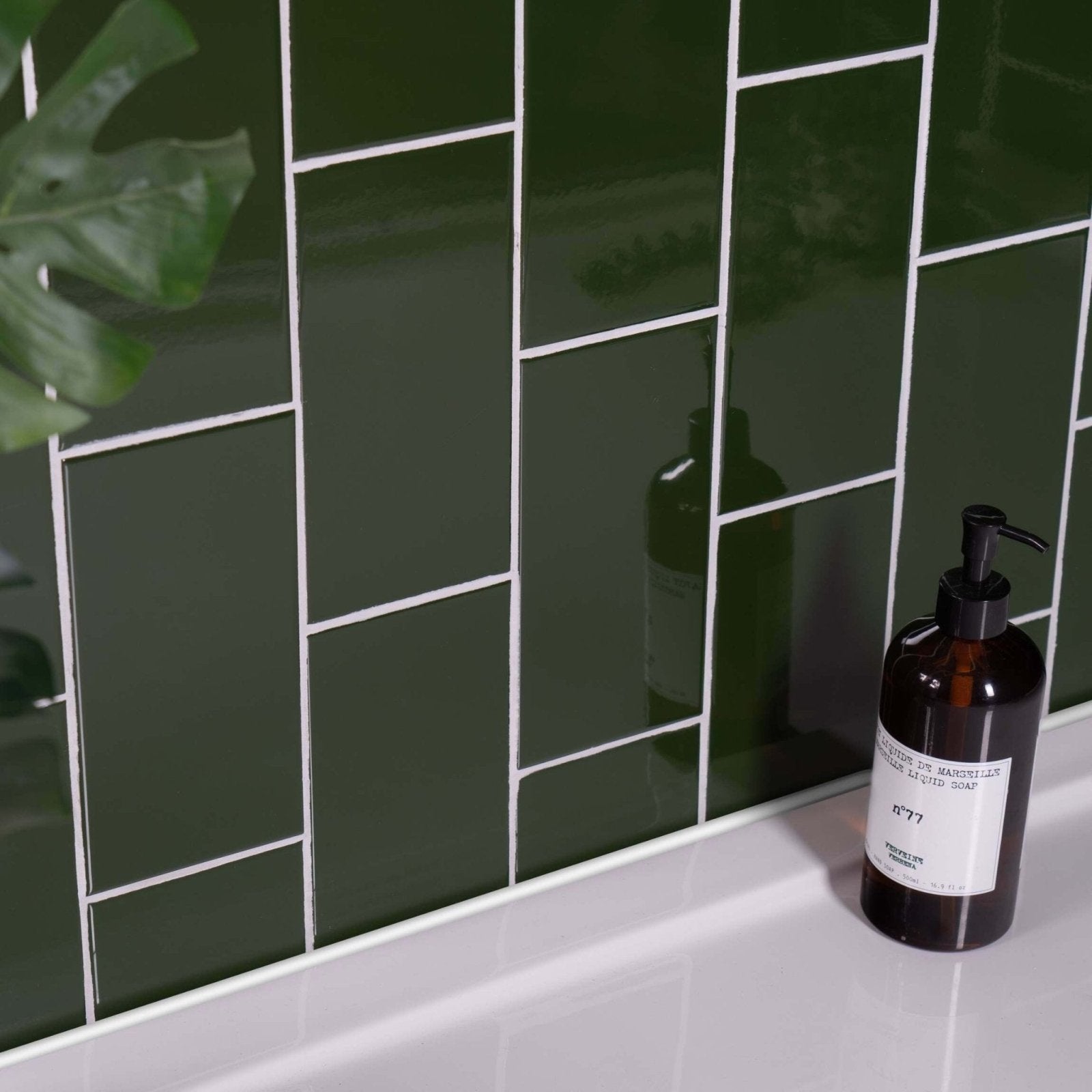 Dark amber glass bottle with black pump and minimalist white label for liso verde gloss 100x200 product