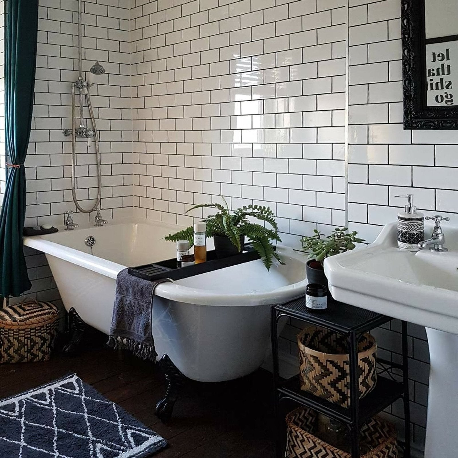 White gloss clawfoot bathtub liso 100x200 with black feet and dark blue towel draped over the side