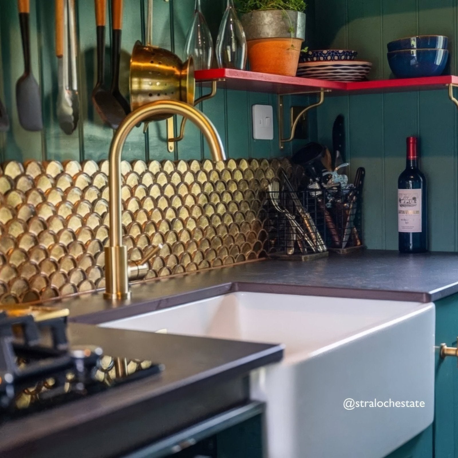 Metallic Vitreum Aurum Fan Gold Glass Tile on a kitchen splashback