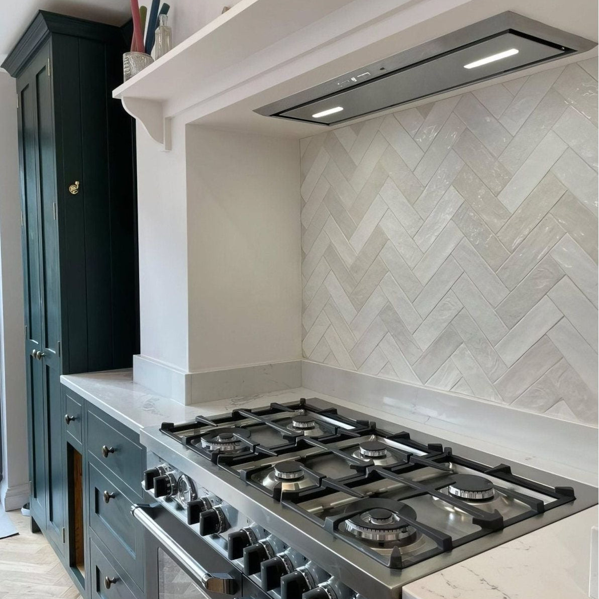 Oasis ceramic white gloss stainless steel gas range with black knobs and sleek modern design