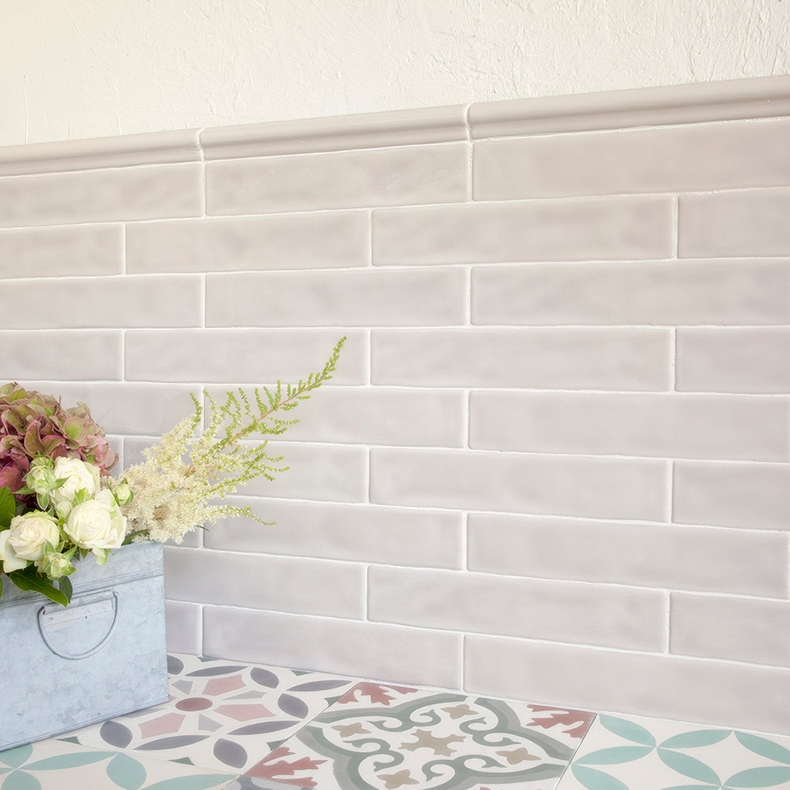 Onda Hisbiscus wall tiles light gray rectangular subway tiles with subtle texture in a classic brick pattern