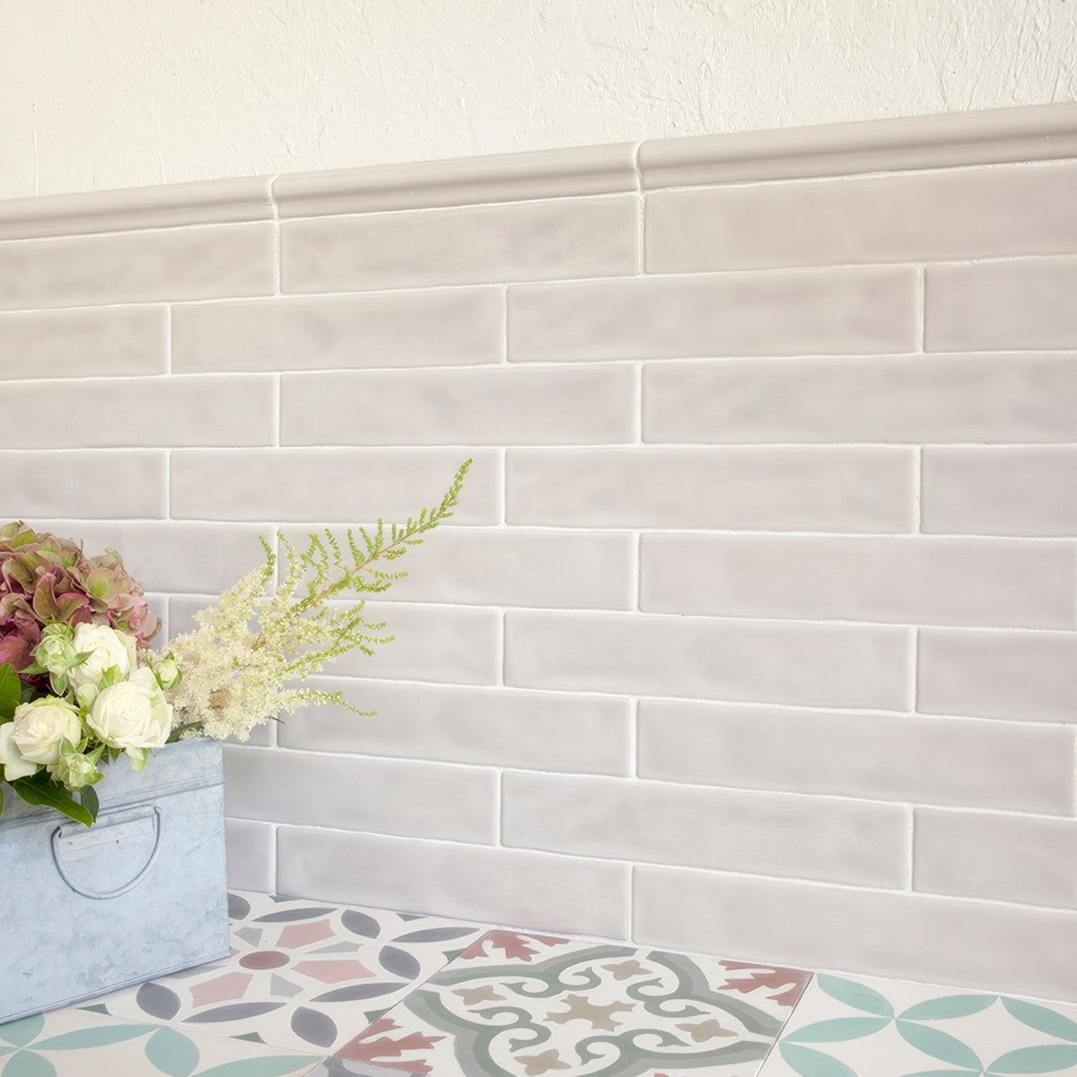 Onda Hisbiscus wall tiles light gray rectangular subway tiles with subtle texture in a classic brick pattern