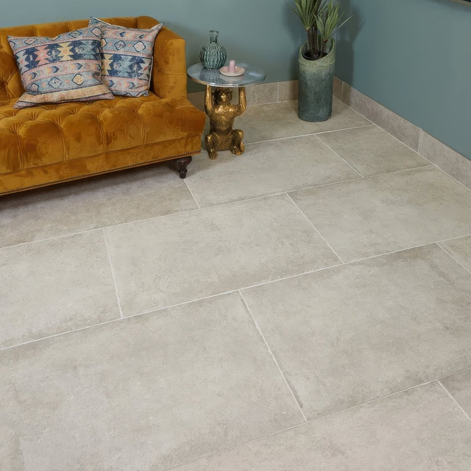 Light gray stone-effect porcelain floor tiles with subtle texture and natural veining pierre porcelain gris