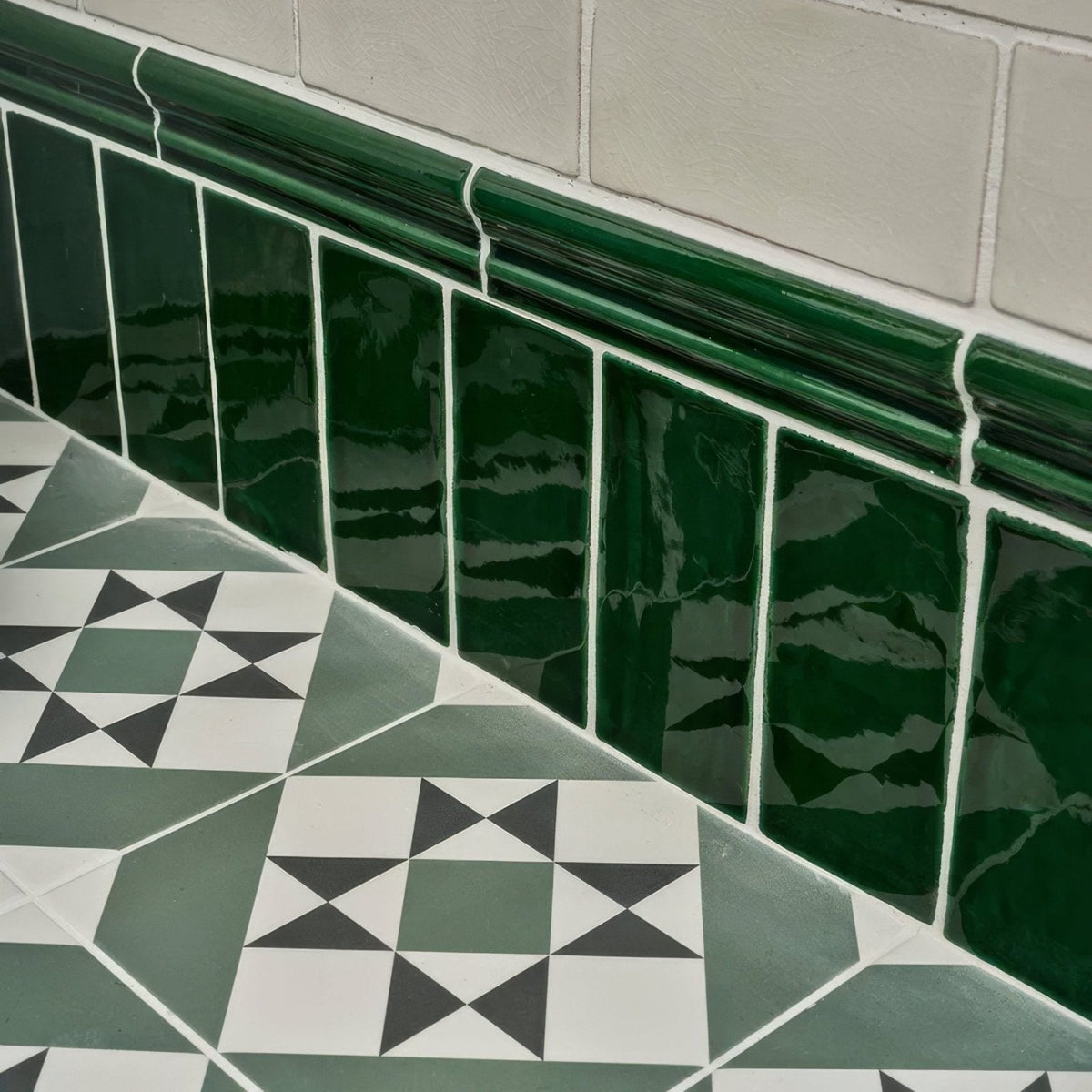 Deep green glossy porcelain brompton porcelain greenwich tiles with classic decorative molding trim