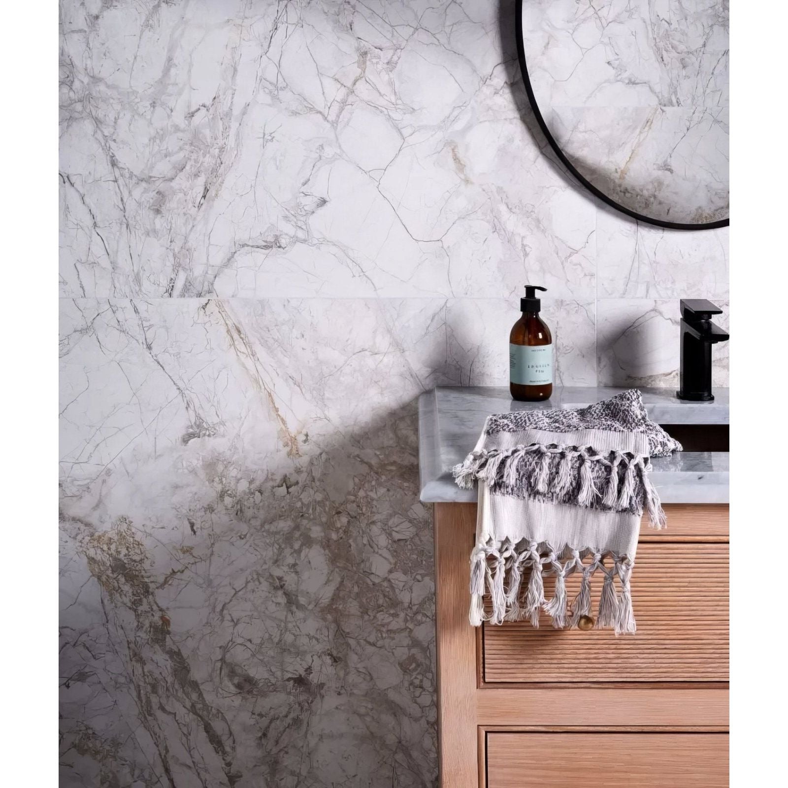 Sculpture Grande Porcelain Invisible Blue white marble-effect tiles with a woven towel on a vanity