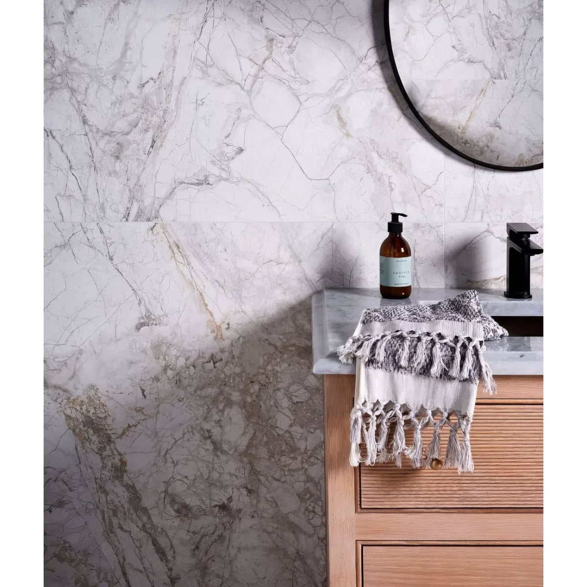 Sculpture Grande Porcelain Invisible Blue white marble-effect tiles with a woven towel on a vanity