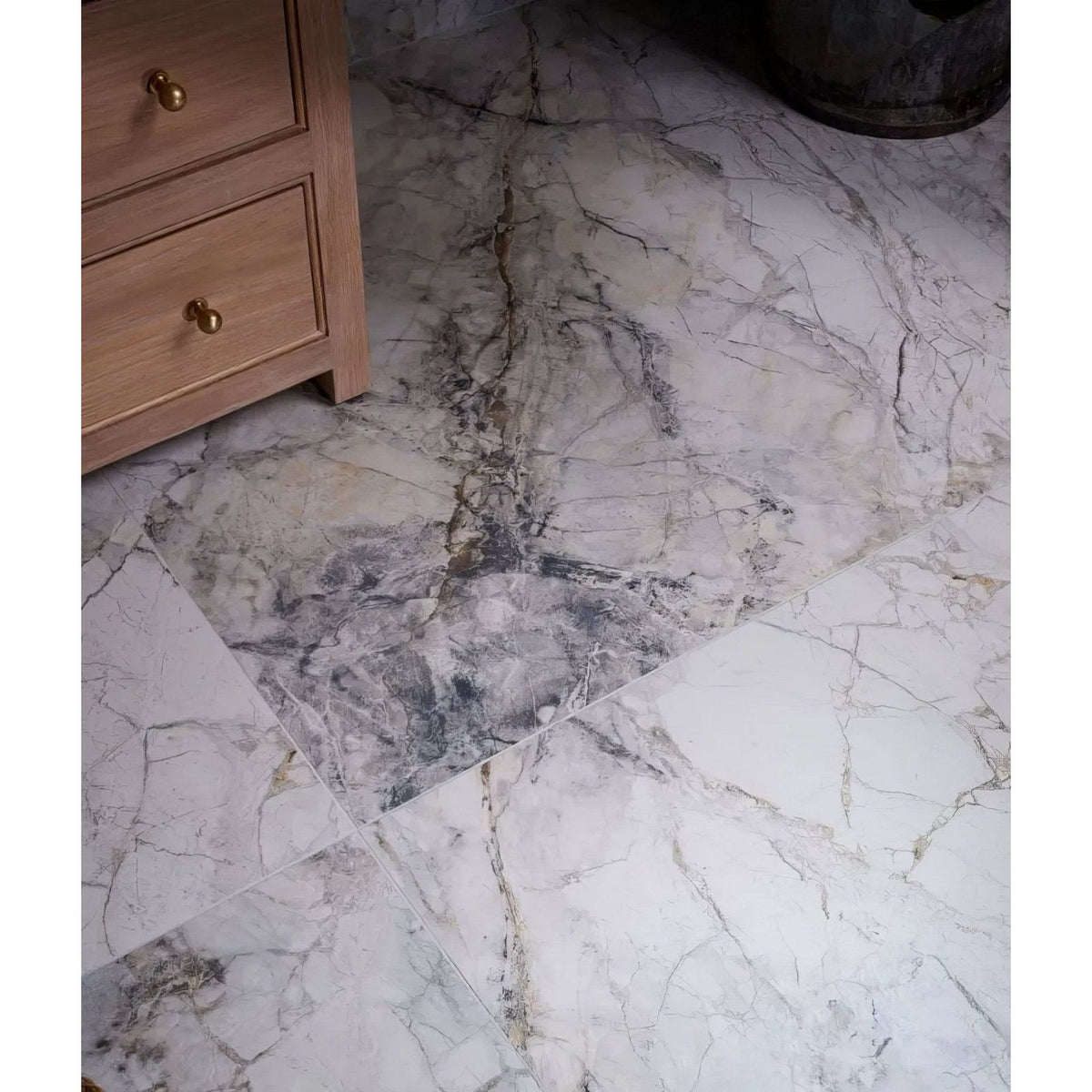 Sculpture Grande porcelain floor tiles with white and gray marble-effect and natural veining in invisible blue tone