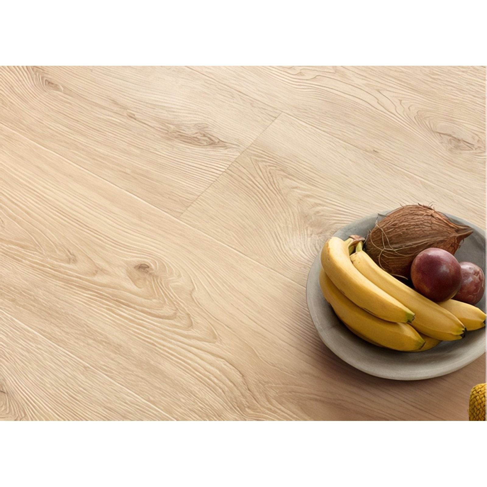 A light beige wooden floor with natural grain pattern made of seychelles f100 xl vinyl planks