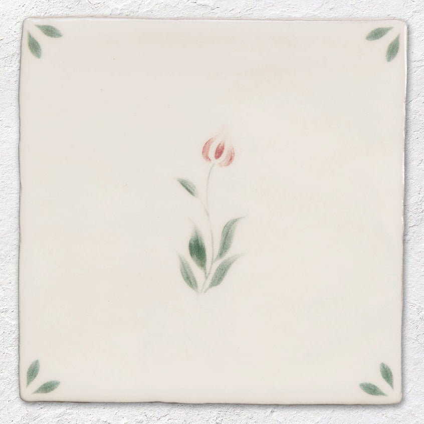 Cream-colored ceramic tile spring emma 13 x 13cm with hand-painted pink tulip and green leaf accents in each corner