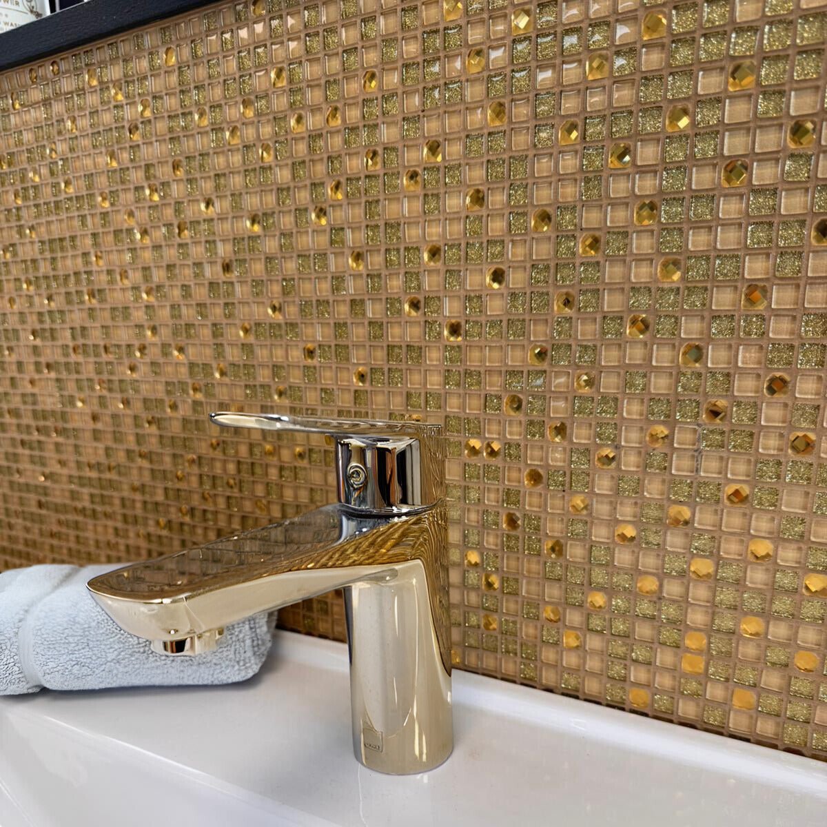 Svarna Sparkling Mosaic gold sparkling mosaic tiles, detail