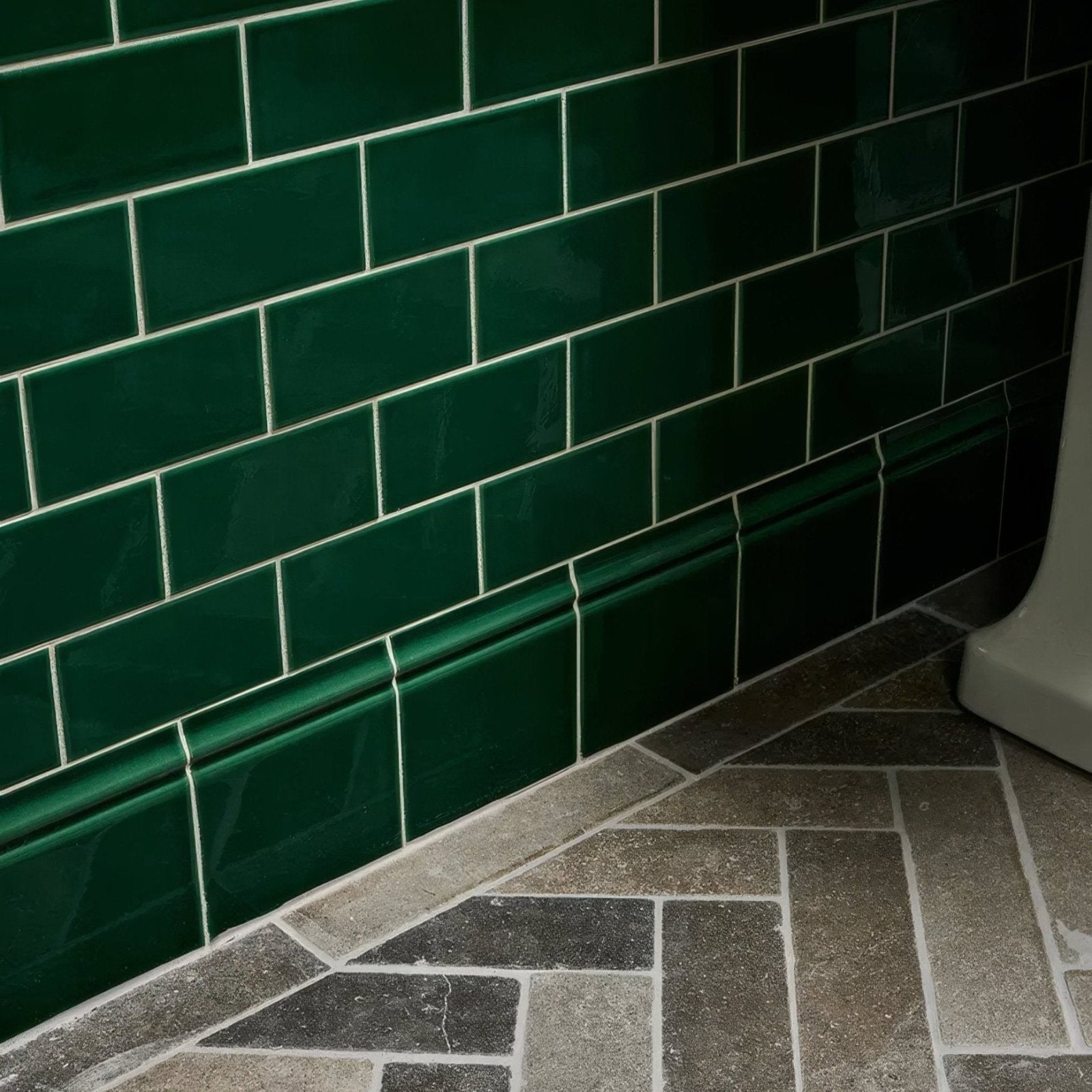 Deep green victorian style wall ceramic emerald green metro subway tiles with white grout and a glossy finish