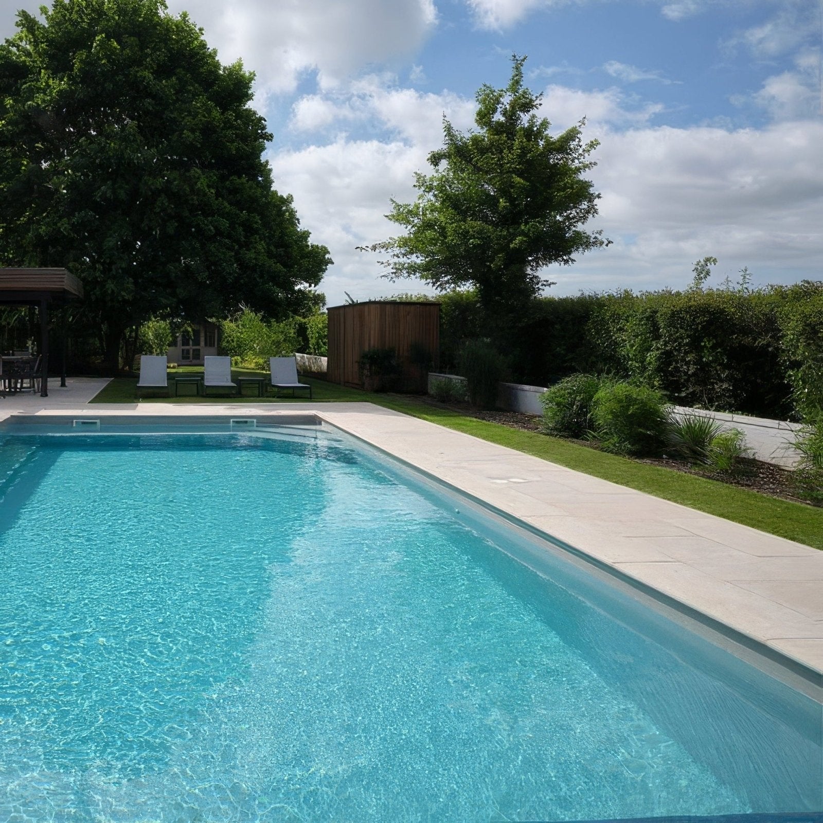 Rectangular wychwood limestone paving with etched finish in light color edges and clear blue water background