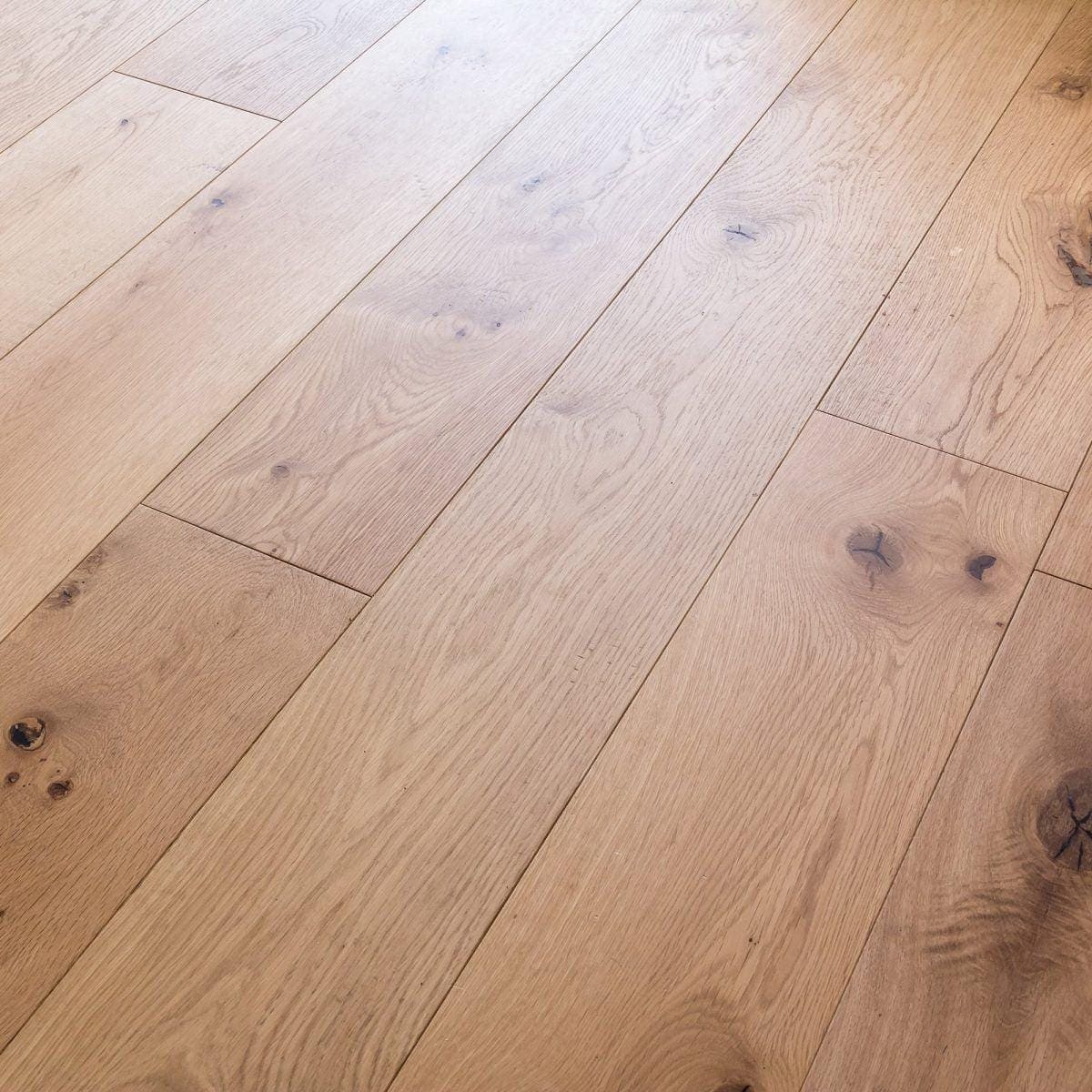 Light-colored oak hardwood flooring a112 natural oak with natural wood grain and visible knots