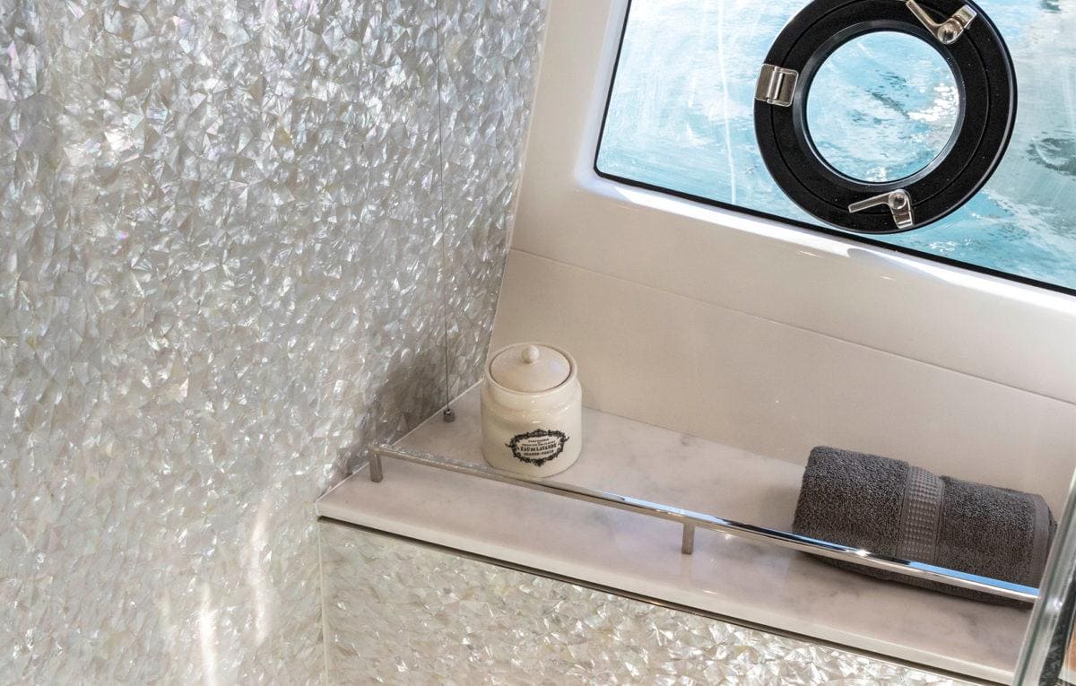 Feature Panel Crackle