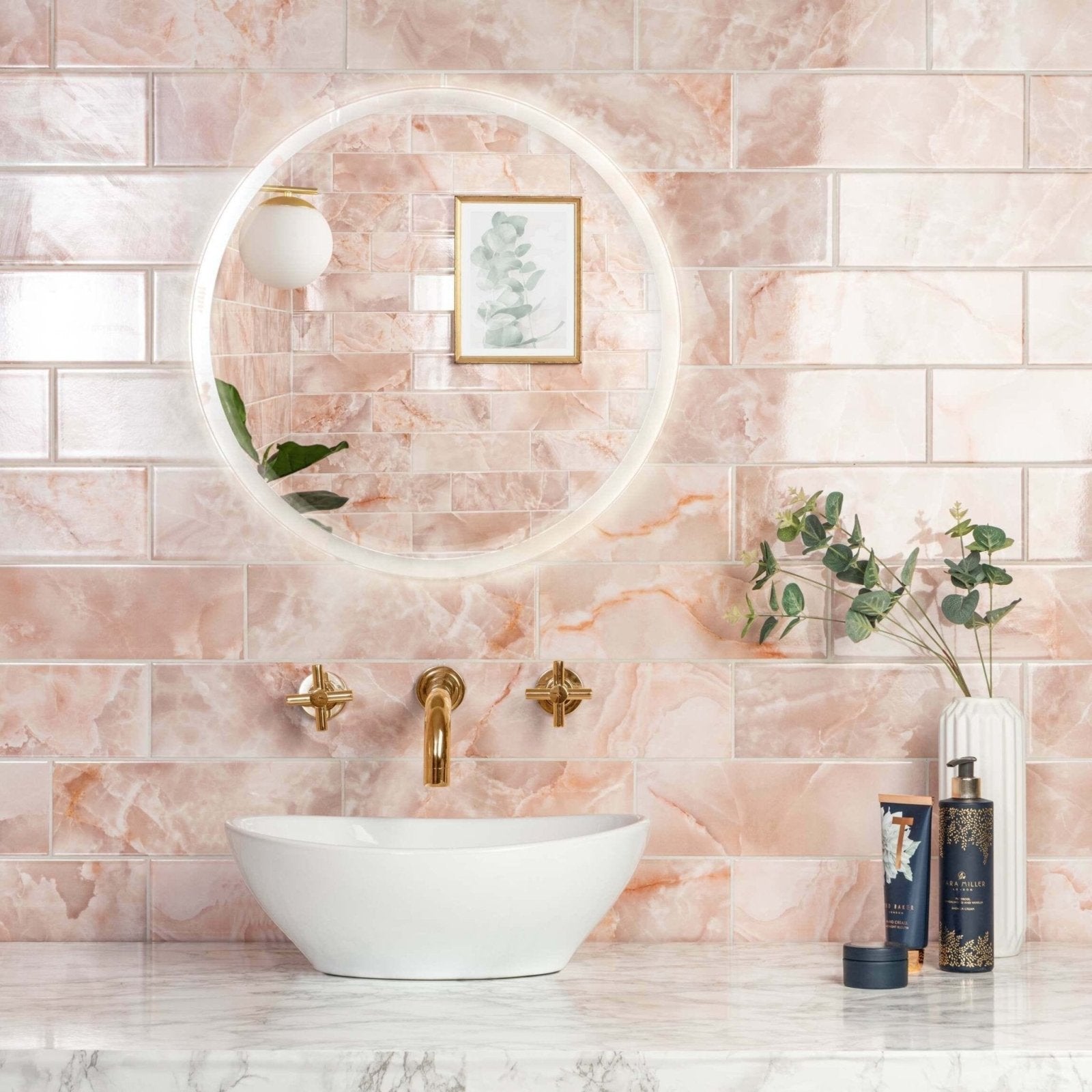 Onix Rosa circular mirror with glowing white led frame and gold-toned trim for stylish home decor