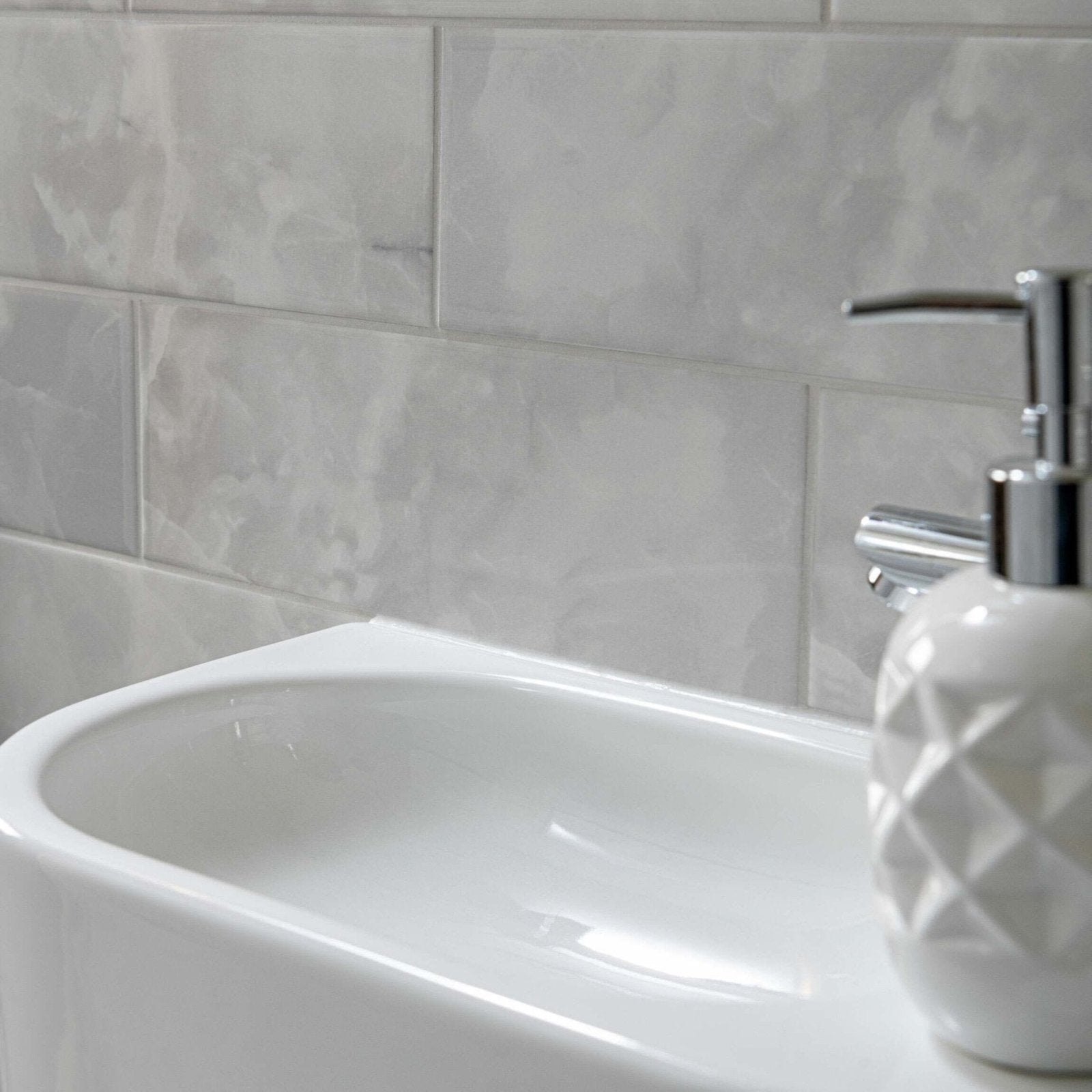 White ceramic soap dispenser onix smoke with diamond patterned design and chrome pump for bathroom use