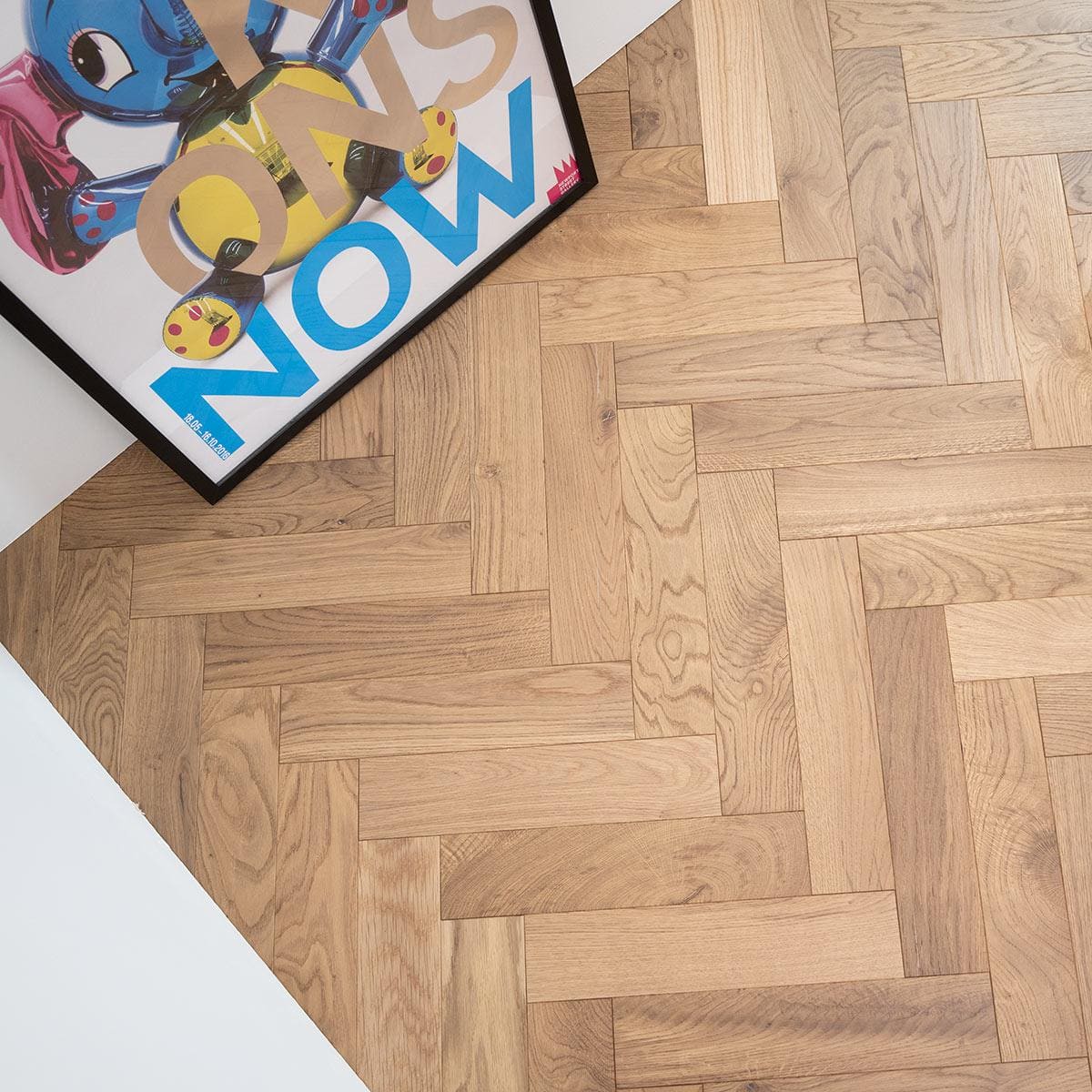 Light brown wooden floor with herringbone pattern in zb203 white smoked oak engineered oak flooring