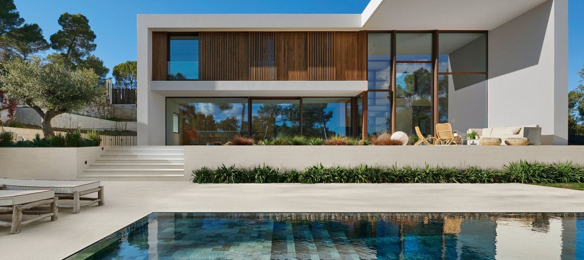 How to choose swimming pool tiles for your garden - Hyperion Tiles