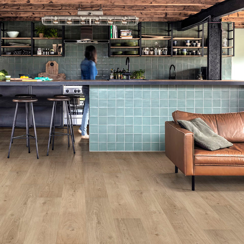 Modern kitchen with Floorify Champagne F017 Long Vinyl Planks floor and leather sofa