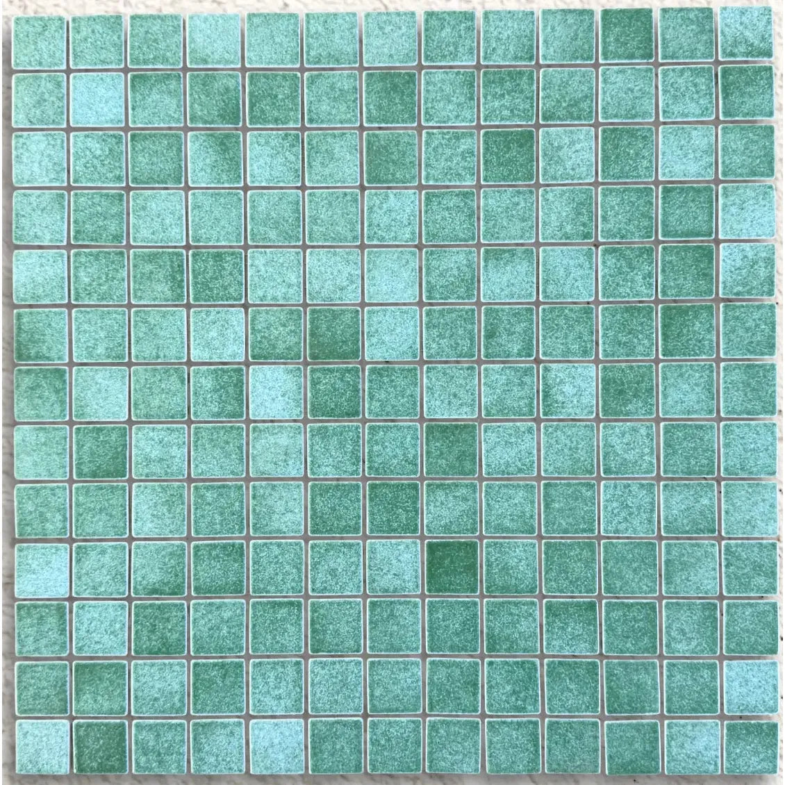 Niebla Giava 33.3 x 33.3cm green glass mosaic tile face