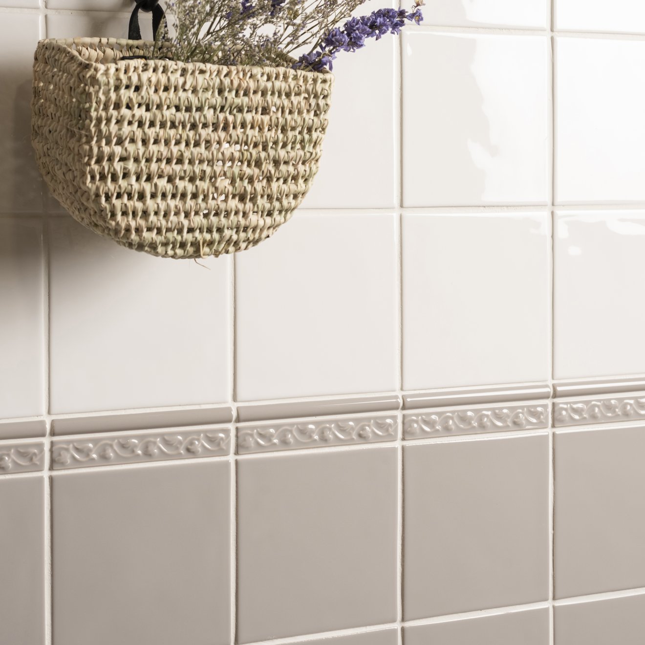Beaulieu moulding dunwich beige woven wall hanging basket with black handle filled with dried lavender and herbs
