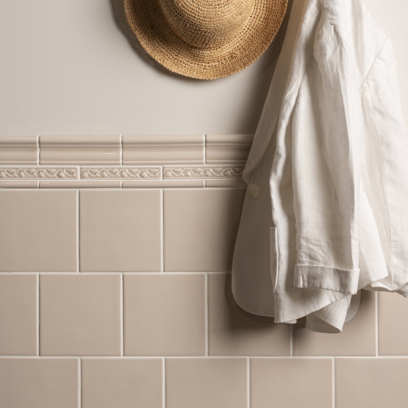 Beige ceramic tile wall with decorative moulding from beaulieu moulding hadleigh collection