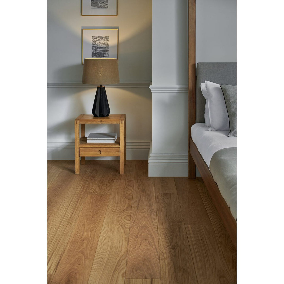 Orkney Pure Oak golden oak grain close-up