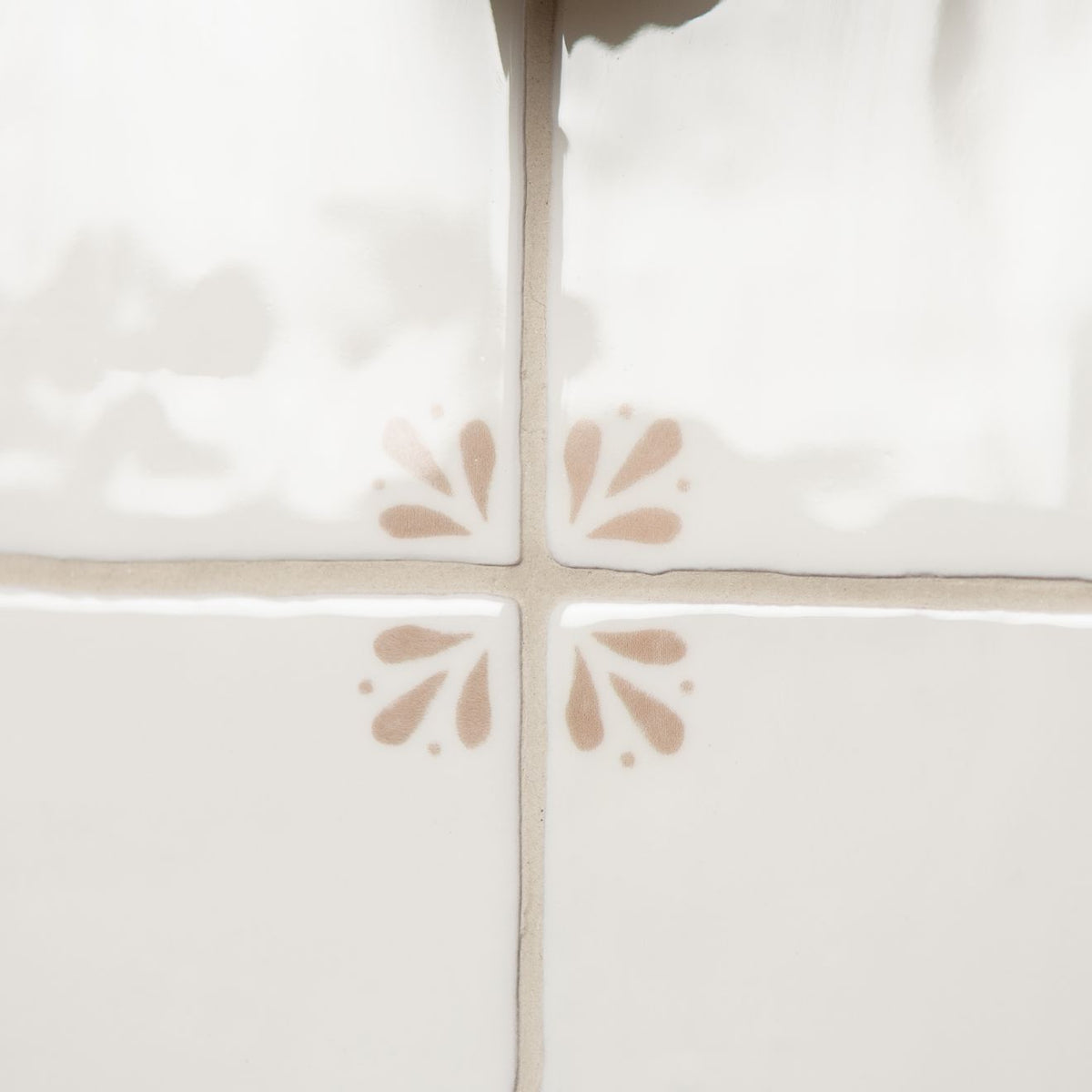 Country Delft Field Tile Cornelia Taupe – pattern detail