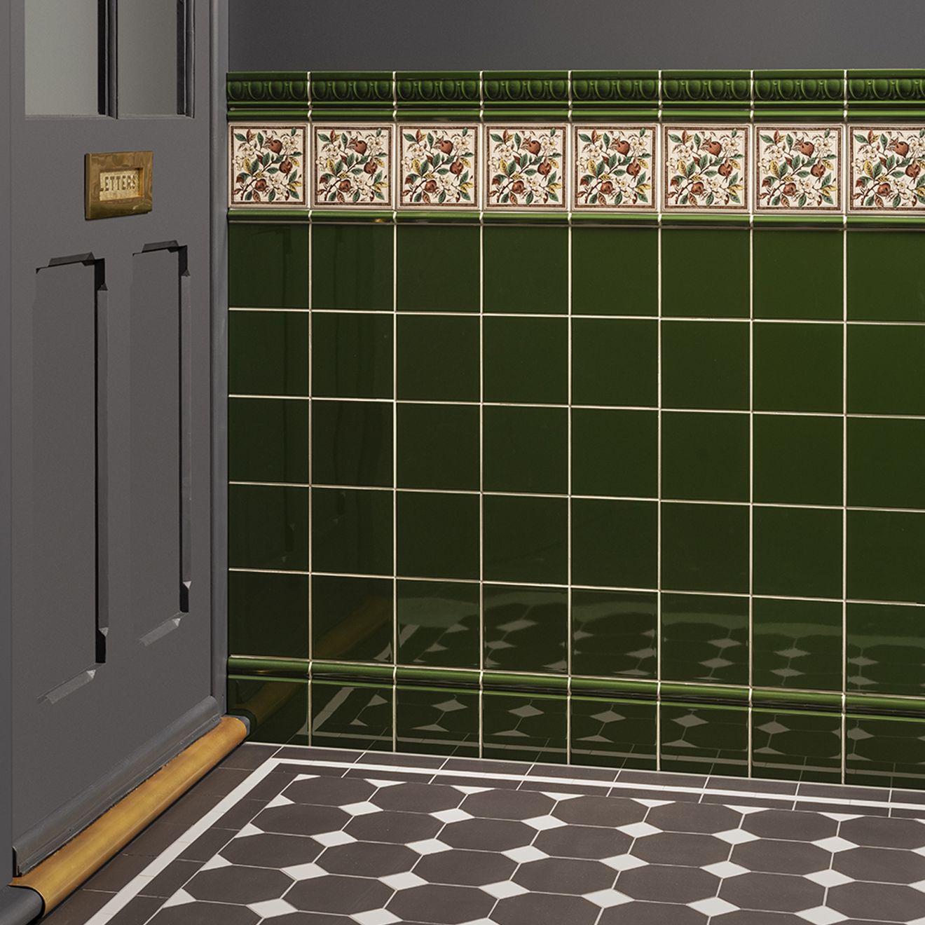 Edwardian Green Skirting Tile 152x152mm
