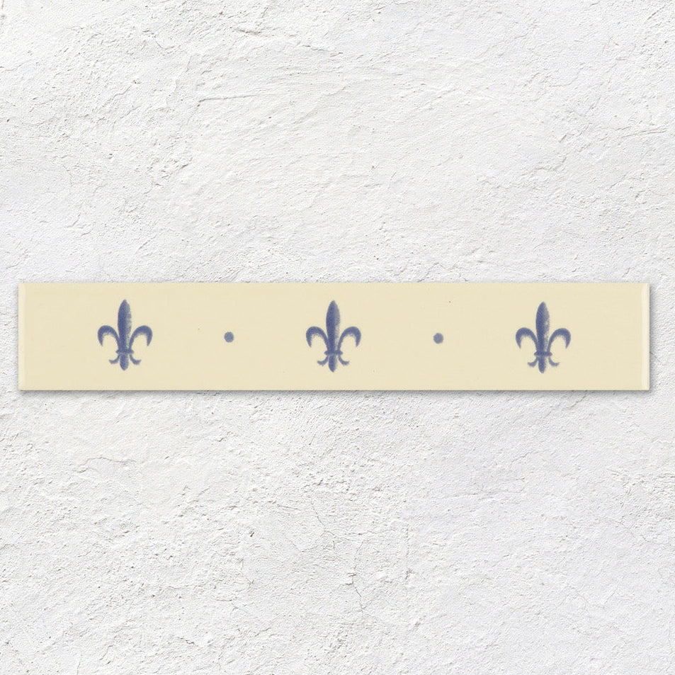 Fleur de Lis Border Royal Blue on County White – pattern detail