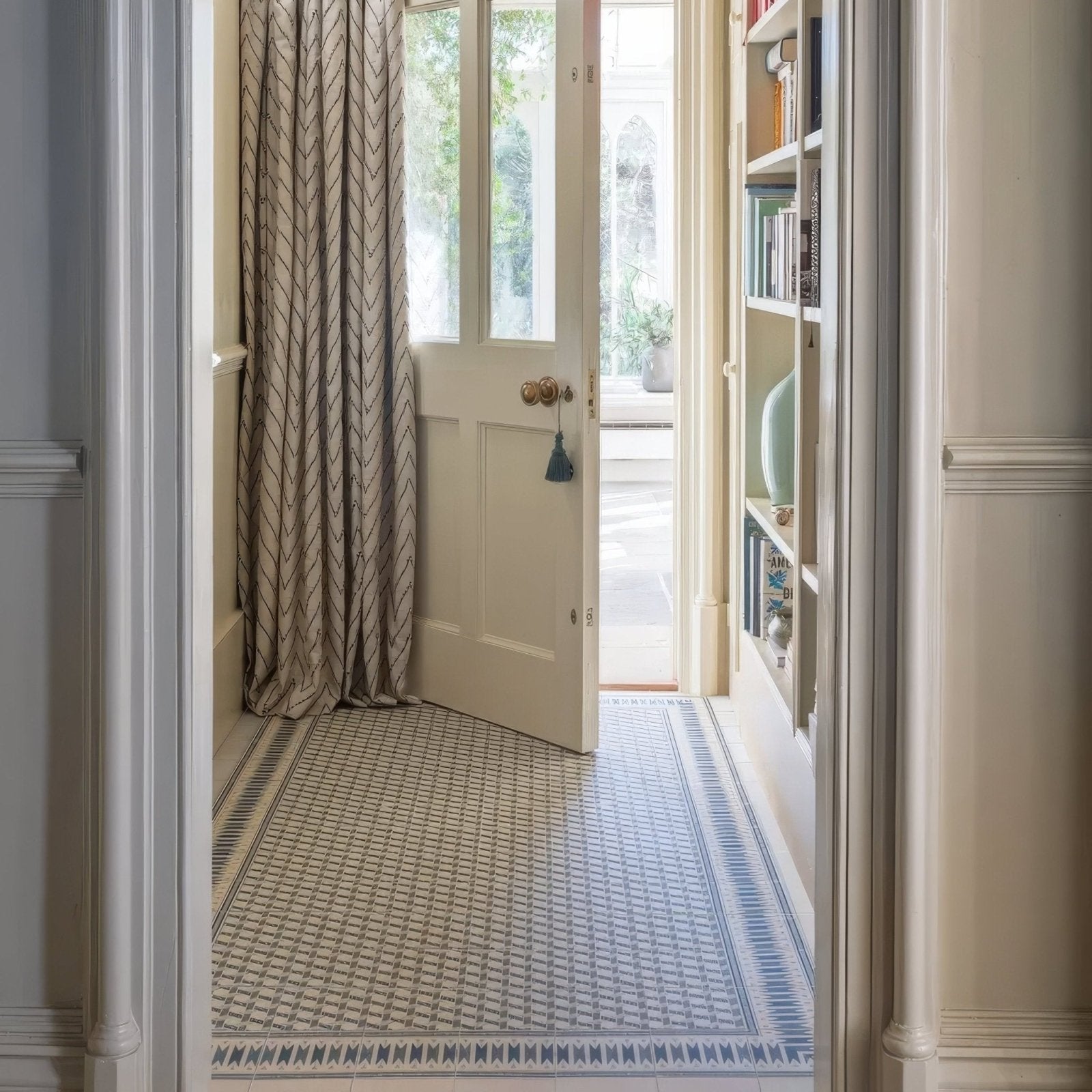 Adventuras Ziggy Border Blue Porcelain