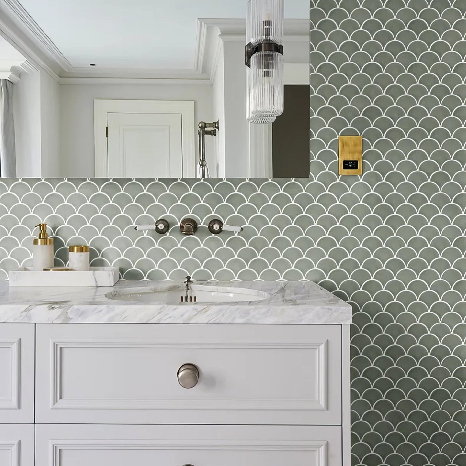 Atlantis Porcelain Mosaic Thyme in a bathroom setting