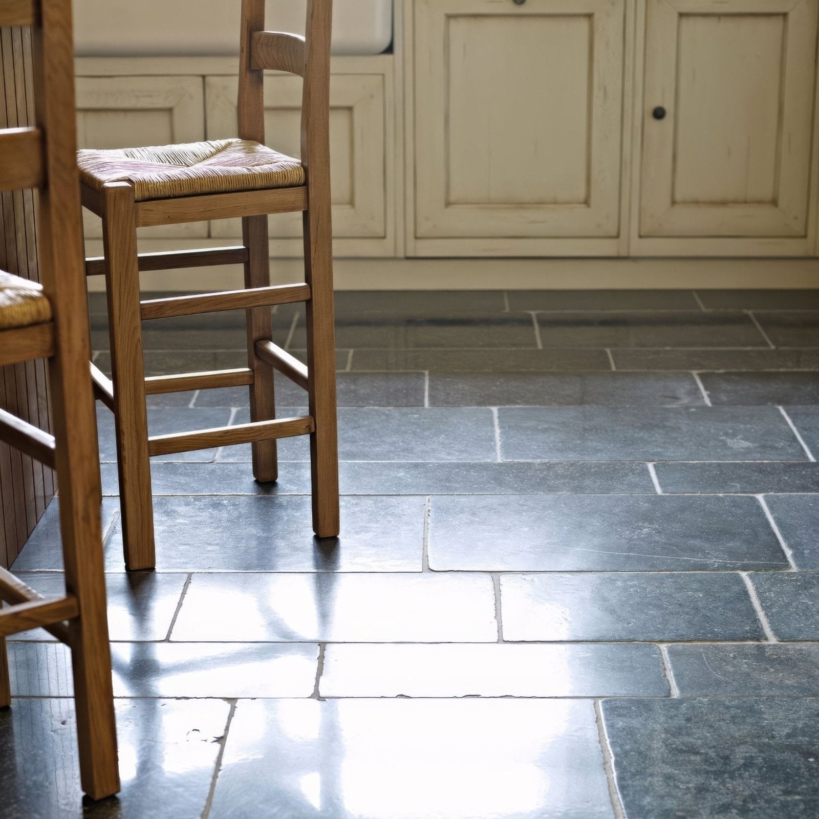 Dark gray polished slate floor tiles from belgian bleu tumbled and light pillow edge honed collection
