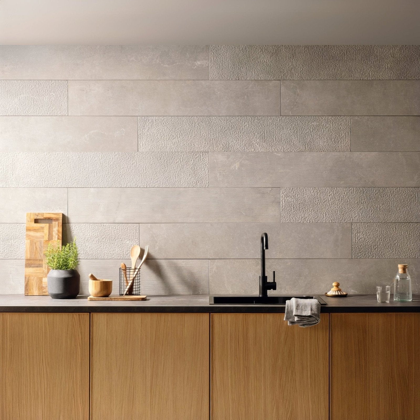 Gray textured concrete wall tiles arranged horizontally from the Berliner Zement Flames collection